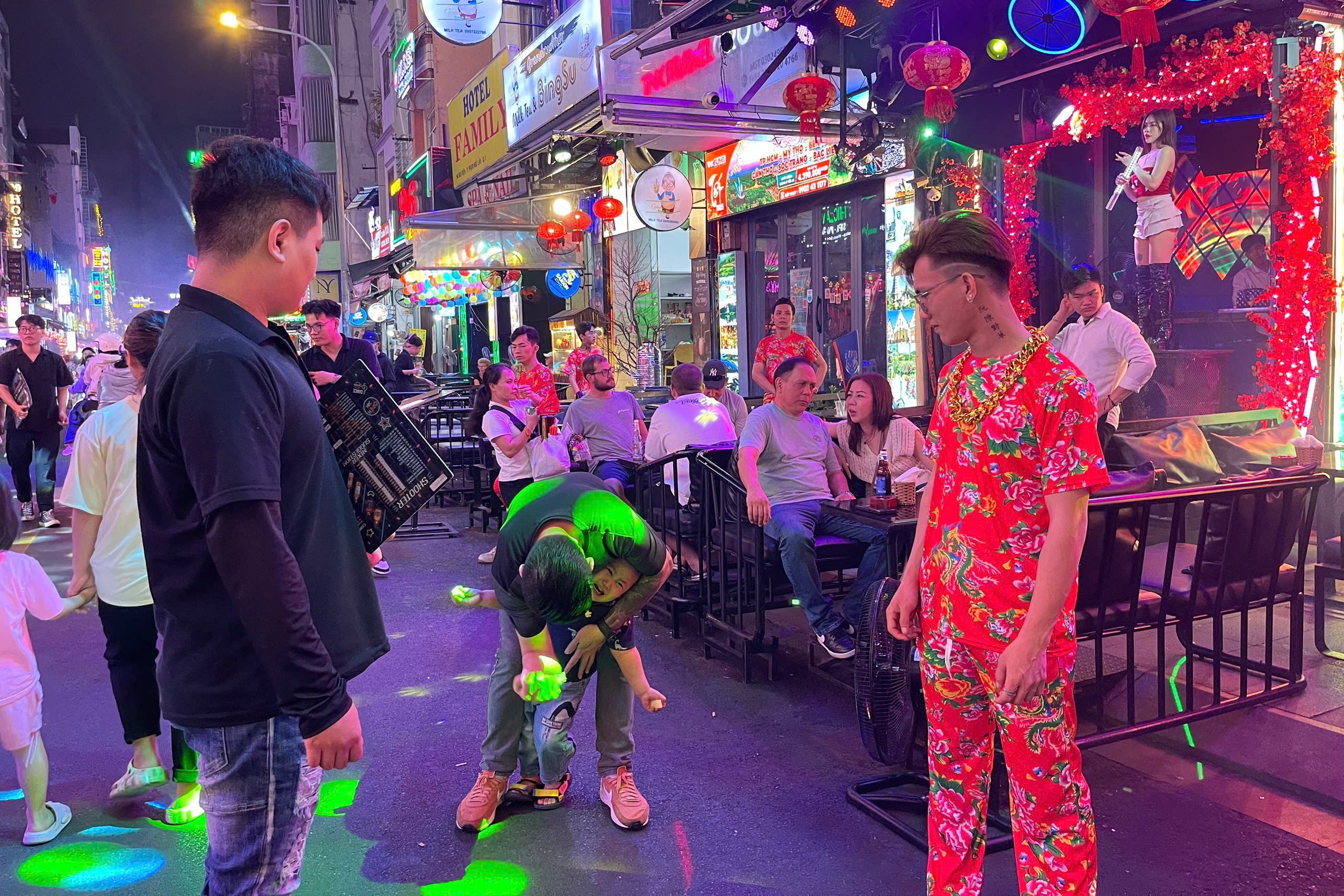 Cận cảnh phố đi bộ B&ugrave;i Viện ng&agrave;y Tết- Ảnh 8.