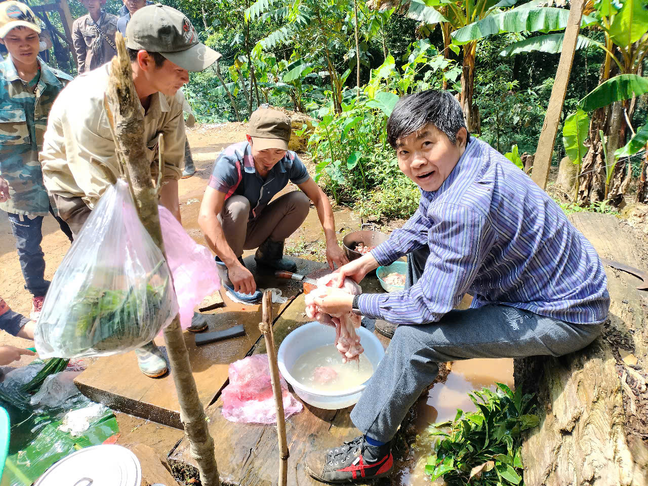 Rủ nhau l&ecirc;n rừng ăn Tết, canh giữ "bảo vật Quốc gia"- Ảnh 4.