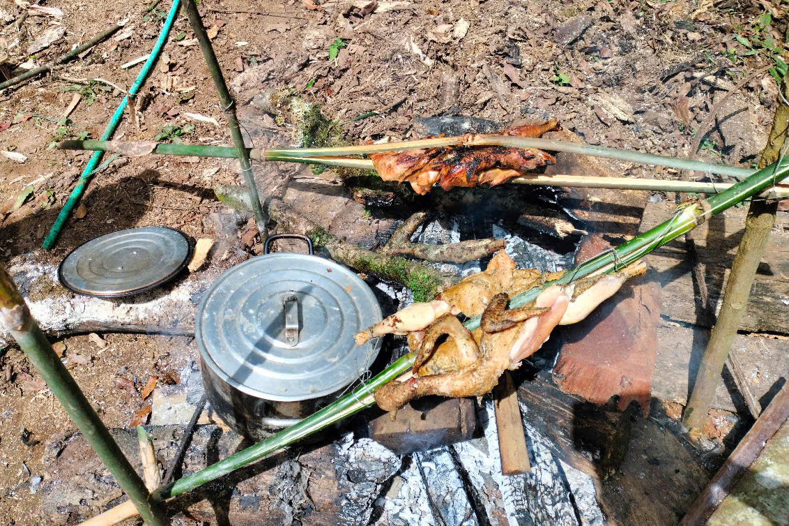 Rủ nhau l&ecirc;n rừng ăn Tết, canh giữ "bảo vật Quốc gia"- Ảnh 5.