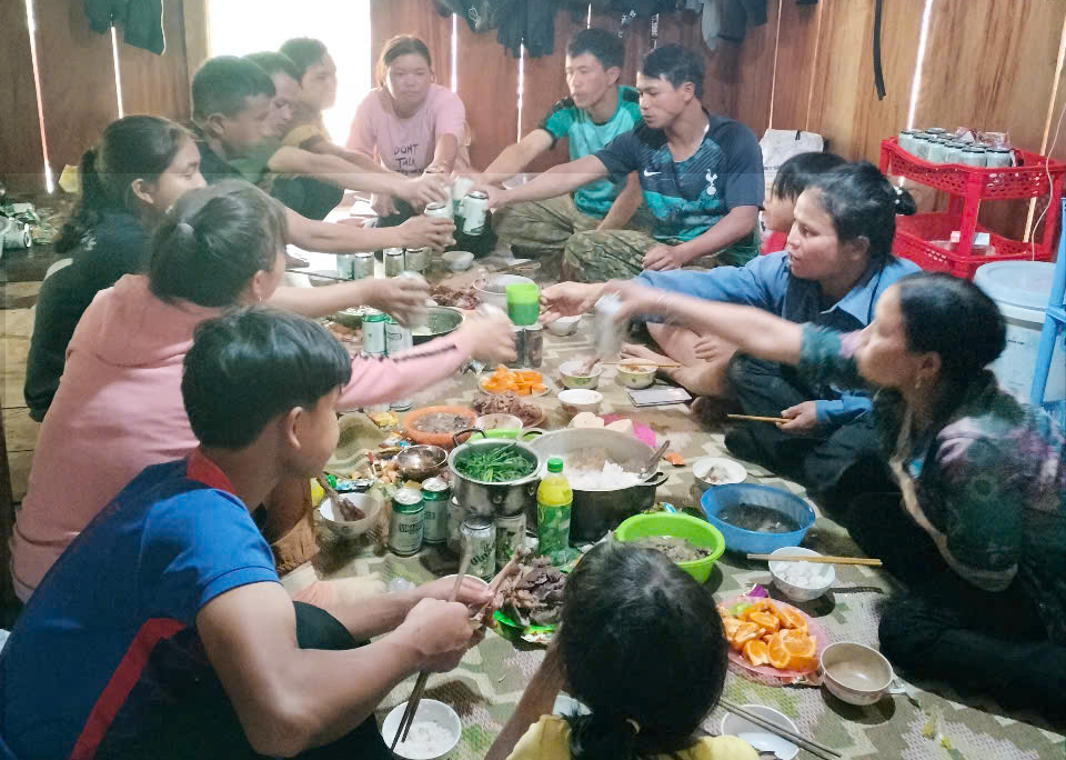 Rủ nhau l&ecirc;n rừng ăn Tết, canh giữ "bảo vật Quốc gia"- Ảnh 6.