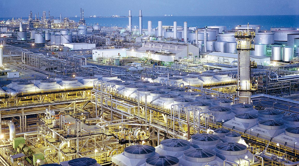 Cảng dầu Ras Tanura của C&ocirc;ng ty Dầu Ả Rập Saudi (Aramco) ở TP Ras Tanura -  Ả Rập Saudi  Ảnh:  MEED