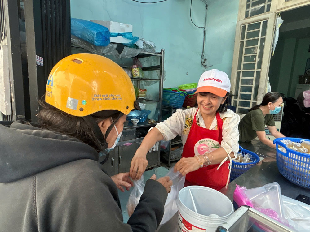 Những phần cơm chay lu&ocirc;n được chuẩn bị sẵn s&agrave;ng để trao cho người kh&oacute; khăn