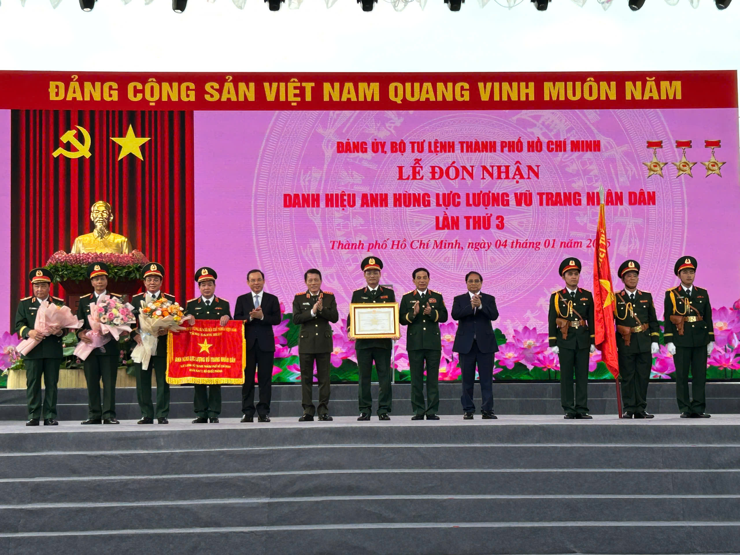Lực lượng Vũ trang TP HCM đón nhận danh hiệu
Anh hùng lần 3- Ảnh 1.