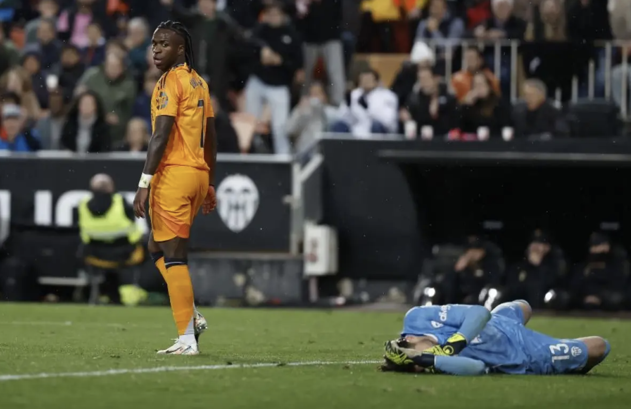 Vinicius nhận thẻ đỏ, Real Madrid l&ecirc;n đỉnh bảng La Liga- Ảnh 2.
