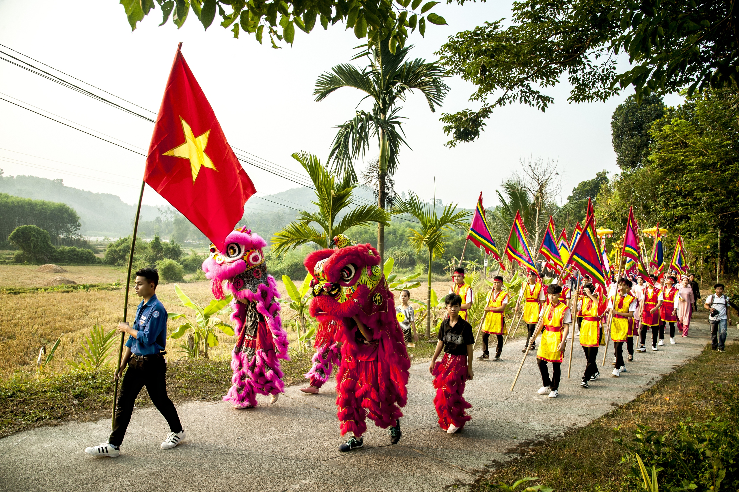Tổ quốc trong ngày hội làng. Ảnh: PHẠM HUY ĐẰNG