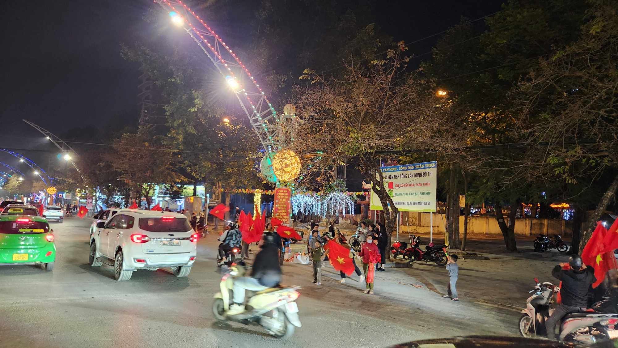 "Biển người" đổ ra đường ăn mừng Việt Nam v&ocirc; địch ASEAN Cup 2024- Ảnh 15.