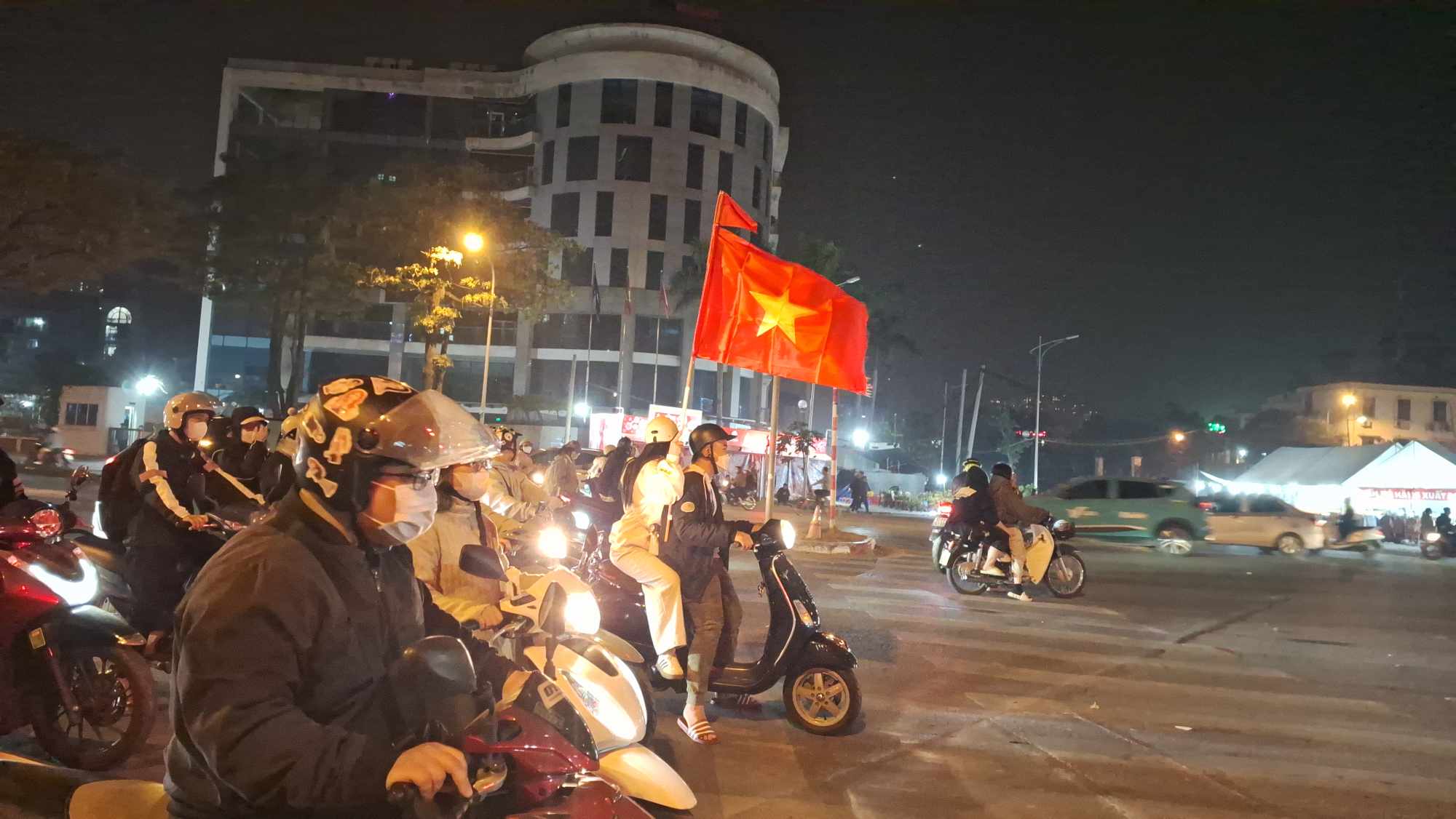 "Biển người" đổ ra đường ăn mừng Việt Nam v&ocirc; địch ASEAN Cup 2024- Ảnh 10.