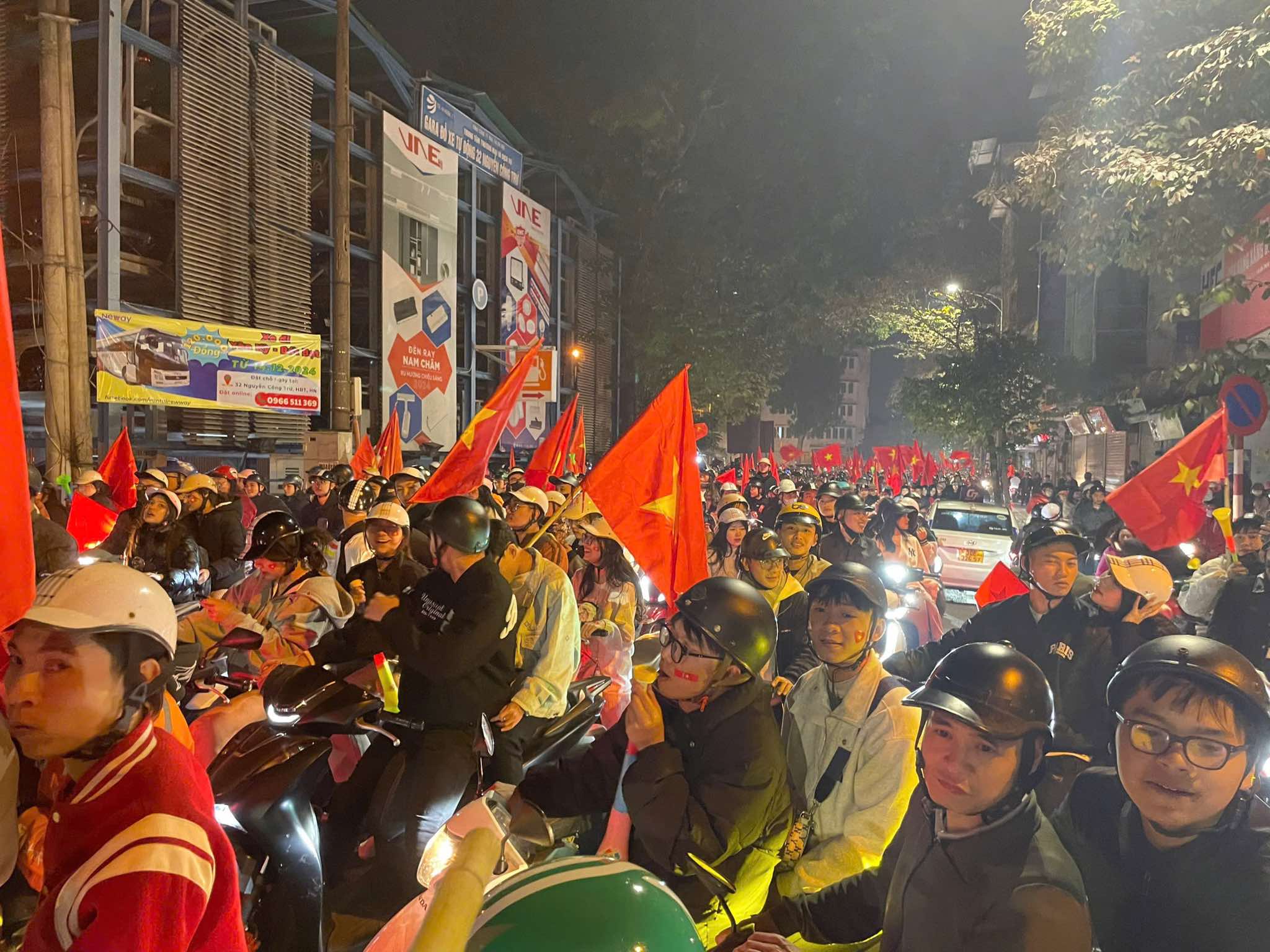 "Biển người" đổ ra đường ăn mừng Việt Nam v&ocirc; địch ASEAN Cup 2024- Ảnh 6.