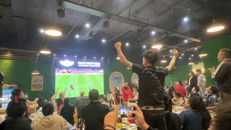 "Biển người" đổ ra đường ăn mừng Việt Nam v&ocirc; địch ASEAN Cup 2024- Ảnh 1.