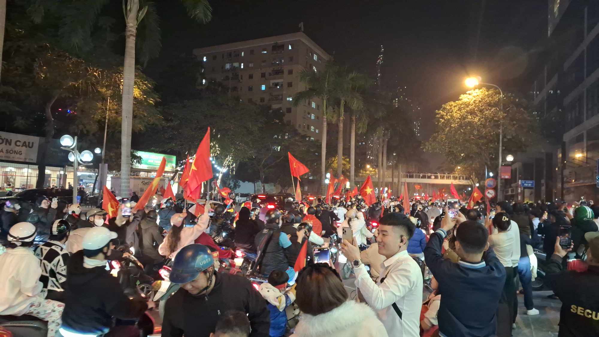 "Biển người" đổ ra đường ăn mừng Việt Nam v&ocirc; địch ASEAN Cup 2024- Ảnh 11.