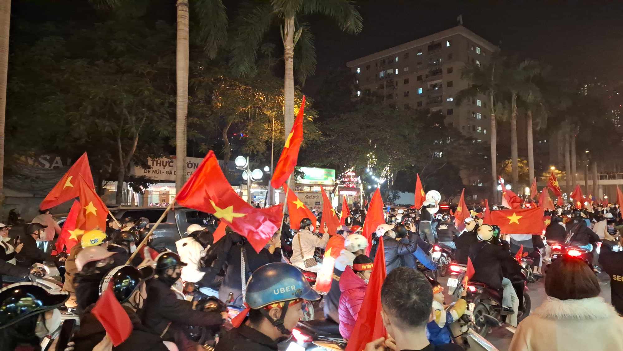 "Biển người" đổ ra đường ăn mừng Việt Nam v&ocirc; địch ASEAN Cup 2024- Ảnh 12.