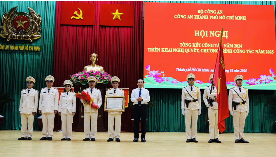Bộ trưởng Lương Tam Quang dự Hội nghị triển khai công tác năm 2025 của Công an TP HCM - Ảnh 3.