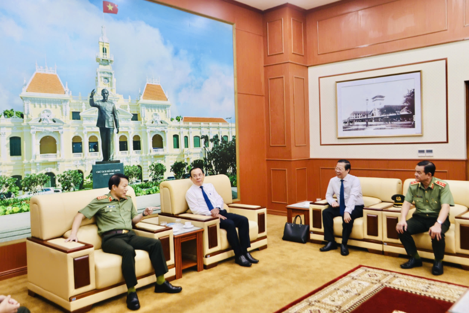 Bộ trưởng Lương Tam Quang dự Hội nghị triển khai công tác năm 2025 của Công an TP HCM - Ảnh 1.