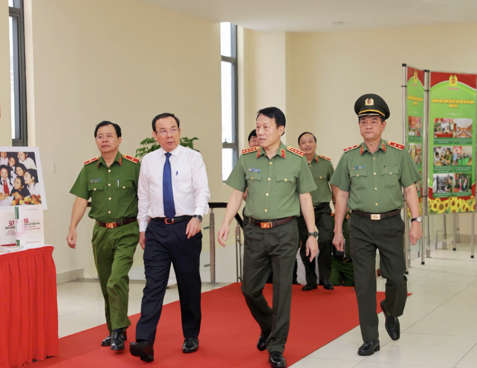 Bộ trưởng Lương Tam Quang dự Hội nghị triển khai công tác năm 2025 của Công an TP HCM - Ảnh 2.