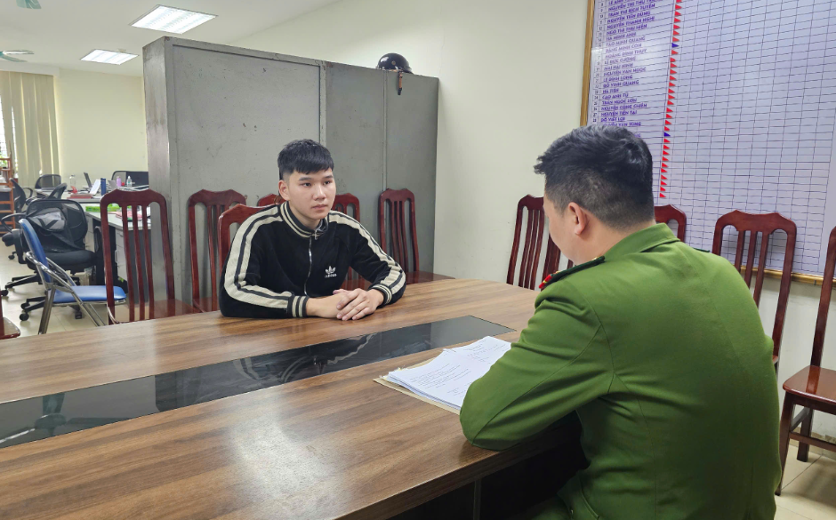 T&ocirc;ng g&atilde;y ch&acirc;n trung t&aacute; cảnh s&aacute;t khi đi "b&atilde;o" mừng chiến thắng của đội tuyển Việt Nam- Ảnh 1.