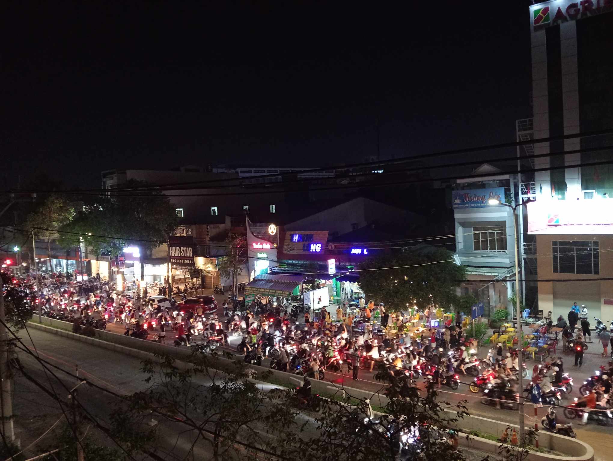 Cổ động vi&ecirc;n cả nước xuống đường ăn mừng chức v&ocirc; địch của tuyển Việt Nam- Ảnh 1.