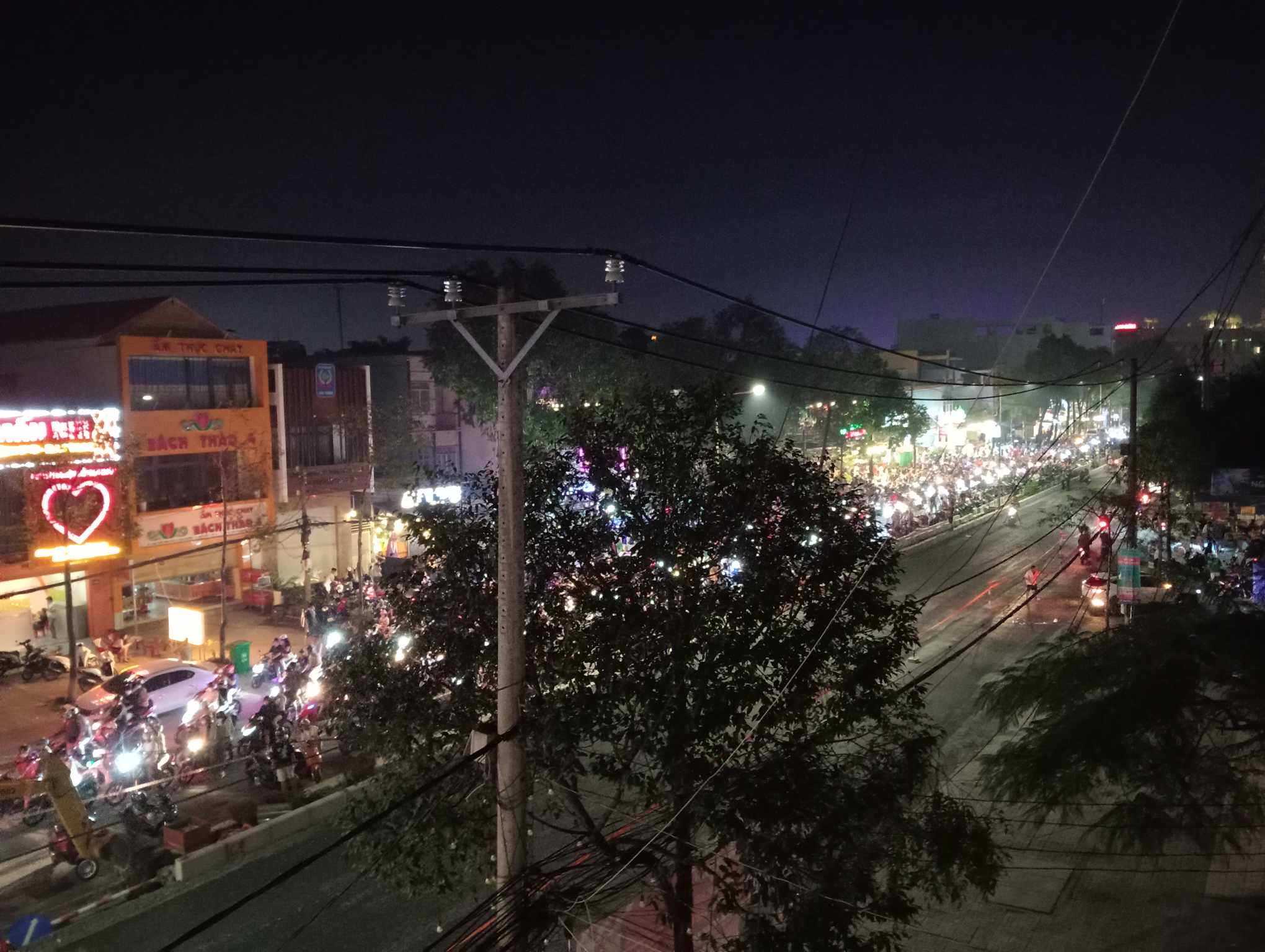 Cổ động vi&ecirc;n cả nước xuống đường ăn mừng chức v&ocirc; địch của tuyển Việt Nam- Ảnh 2.