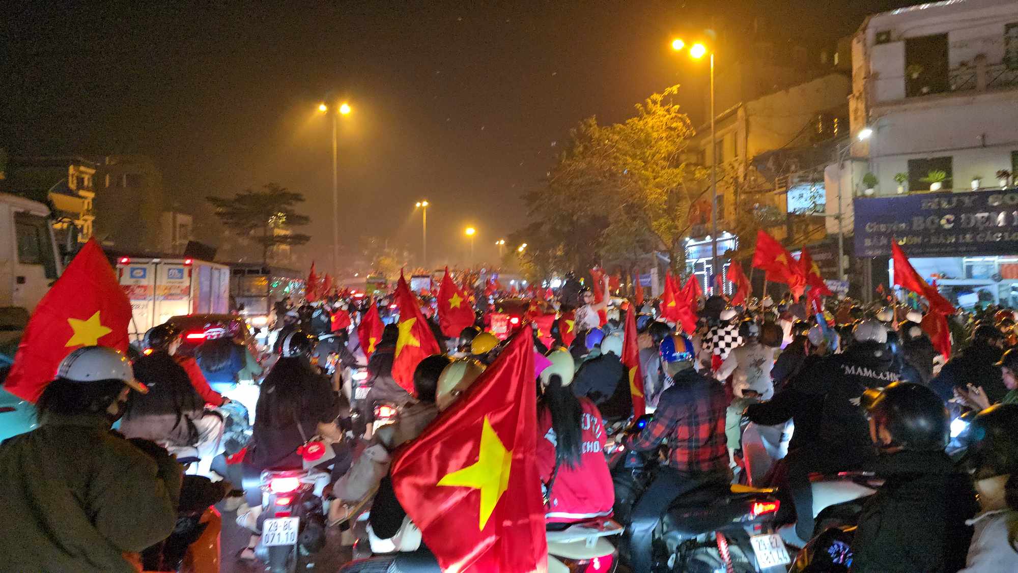 "Biển người" đổ ra đường ăn mừng Việt Nam v&ocirc; địch ASEAN Cup 2024- Ảnh 4.