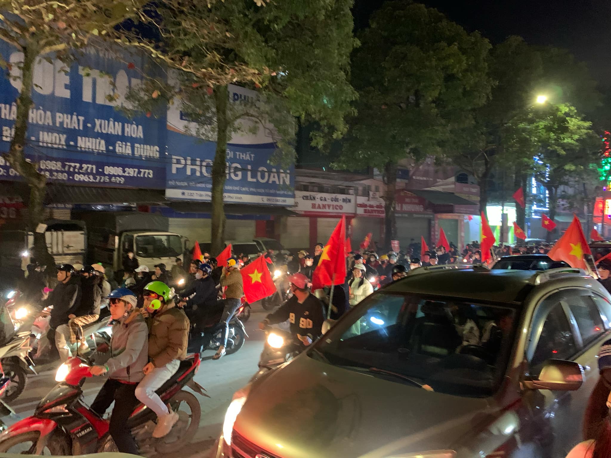 "Biển người" đổ ra đường ăn mừng Việt Nam v&ocirc; địch ASEAN Cup 2024- Ảnh 19.