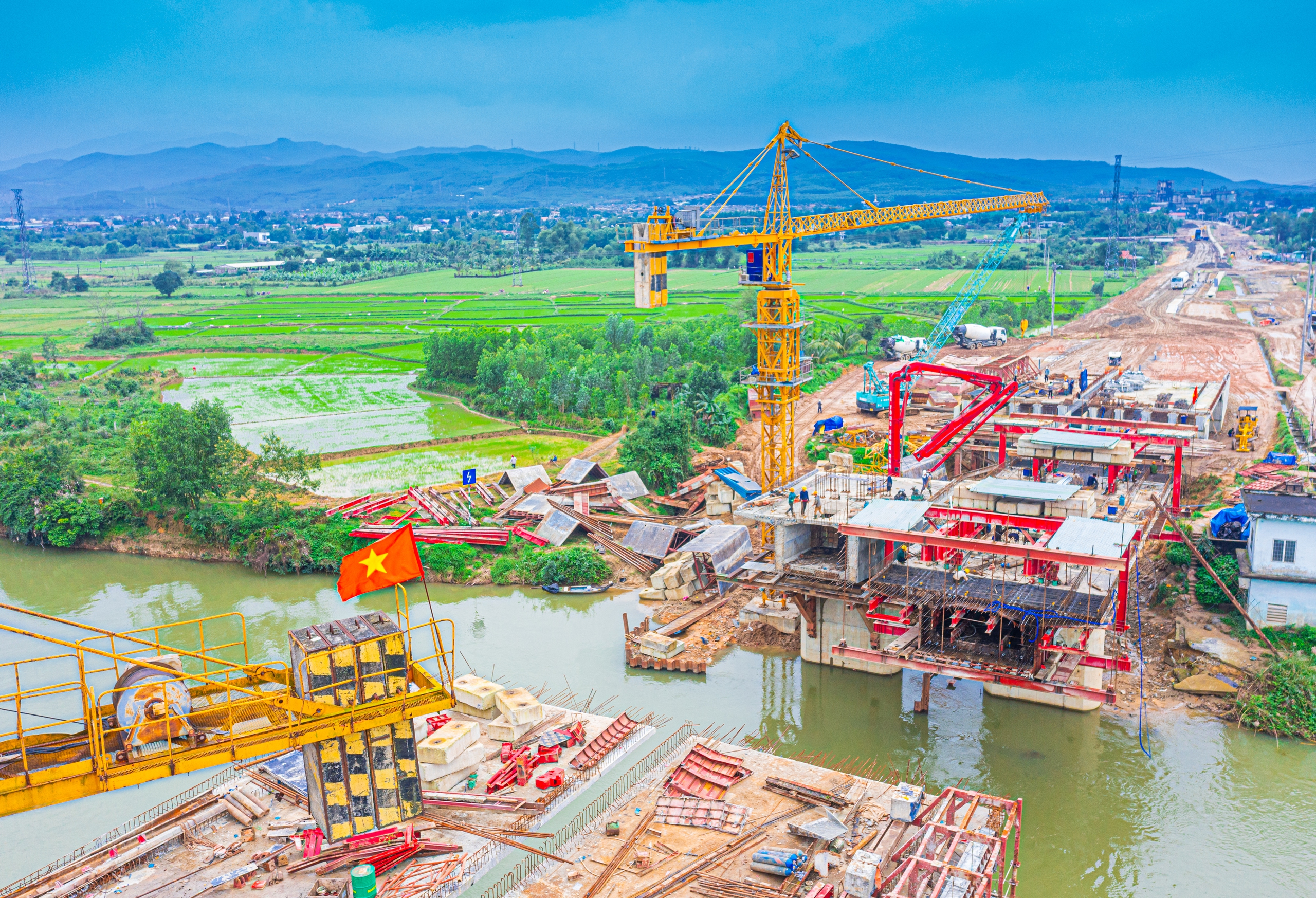 Công trường mùa xuân. Ảnh: NGUYỄN HỮU TẤN