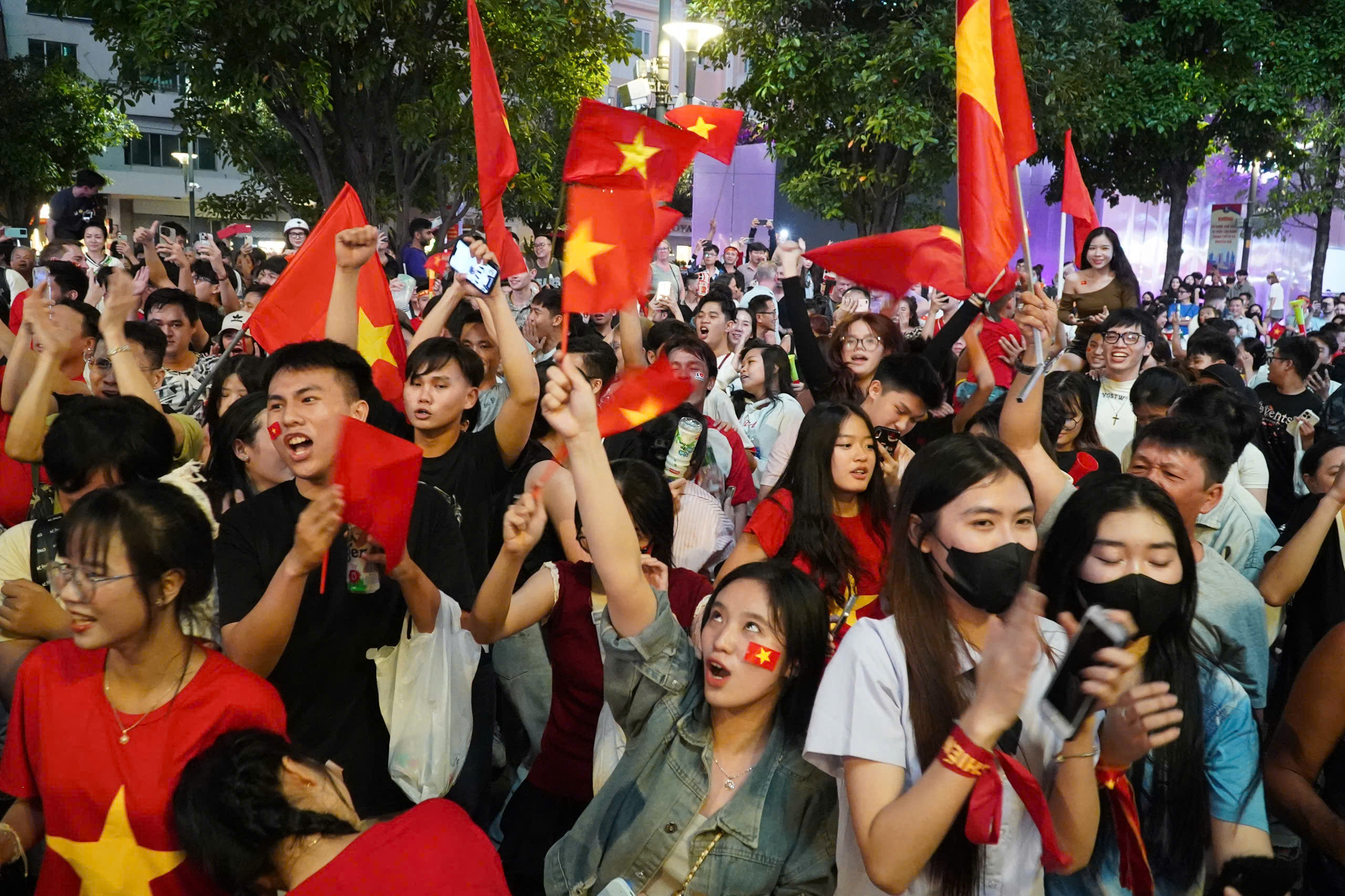 TP HCM "rực lửa" ngay sau khi tuyển Việt Nam thắng Th&aacute;i Lan- Ảnh 2.