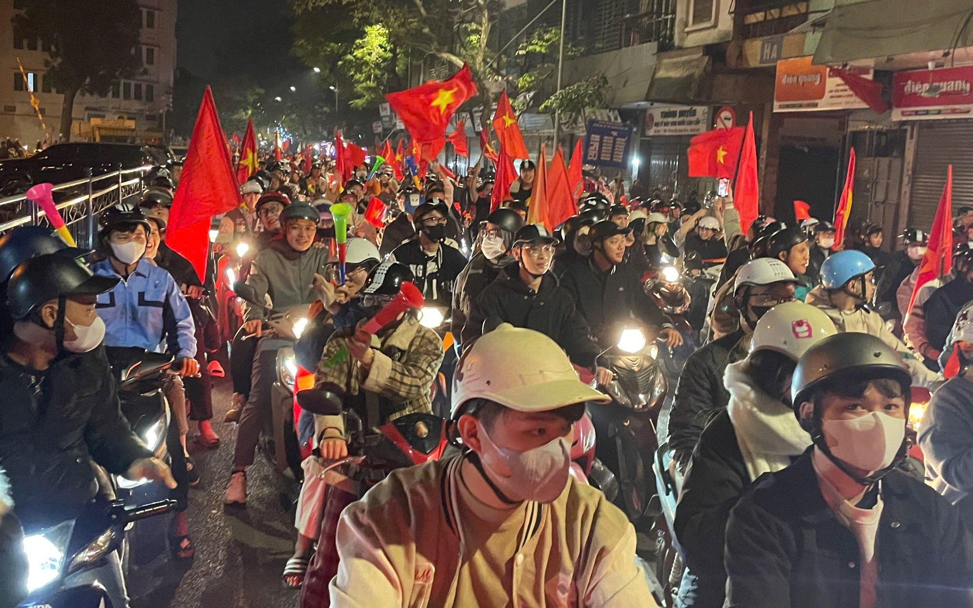 Thủ tướng Phạm Minh Ch&iacute;nh ch&uacute;c mừng Đội tuyển b&oacute;ng đ&aacute; Việt Nam- Ảnh 2.