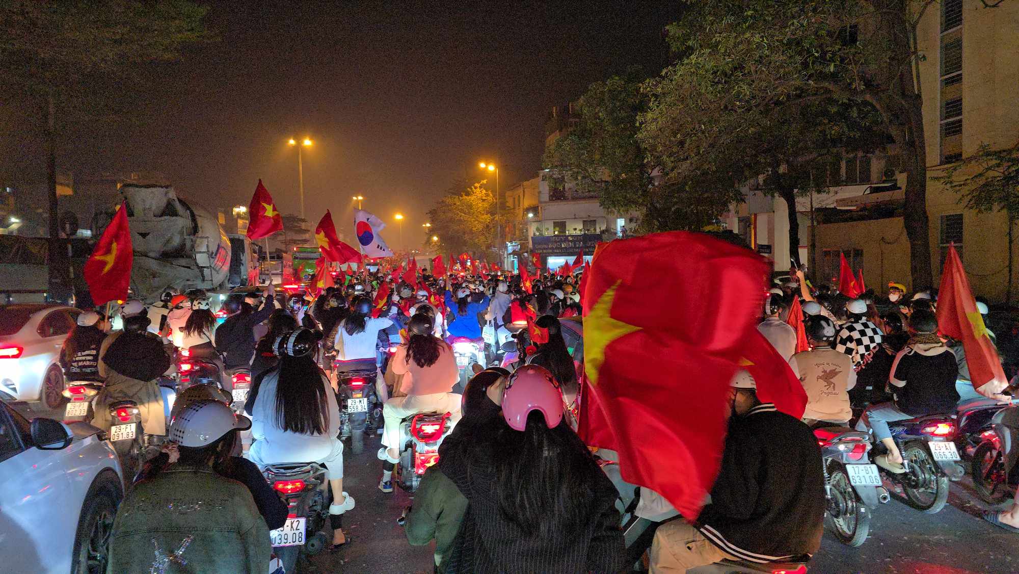"Biển người" đổ ra đường ăn mừng Việt Nam v&ocirc; địch ASEAN Cup 2024- Ảnh 14.