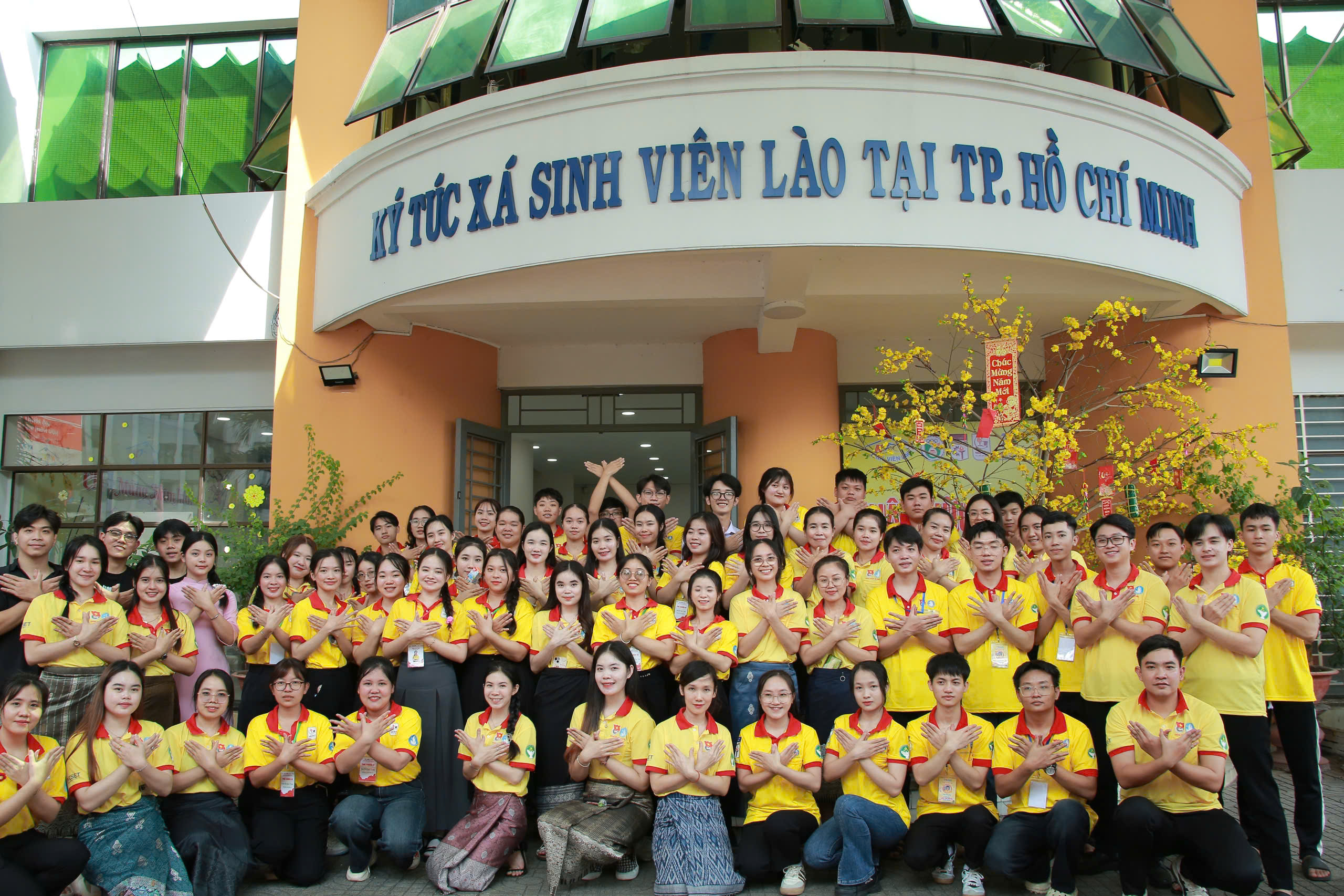 TP HCM: Sinh vi&ecirc;n L&agrave;o, Campuchia trổ t&agrave;i g&oacute;i b&aacute;nh t&eacute;t trước thềm Tết Nguy&ecirc;n đ&aacute;n- Ảnh 1.