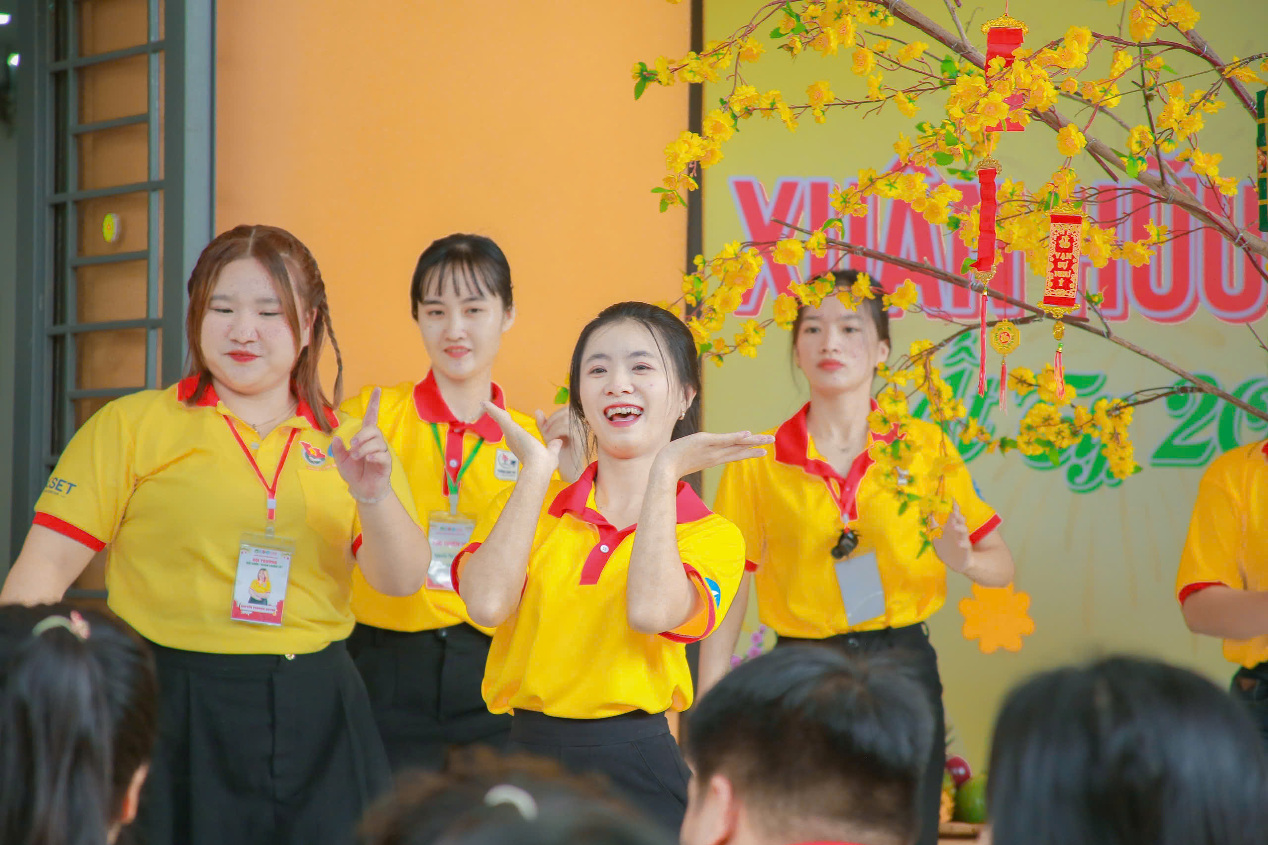 TP HCM: Sinh vi&ecirc;n L&agrave;o, Campuchia trổ t&agrave;i g&oacute;i b&aacute;nh t&eacute;t trước thềm Tết Nguy&ecirc;n đ&aacute;n- Ảnh 2.