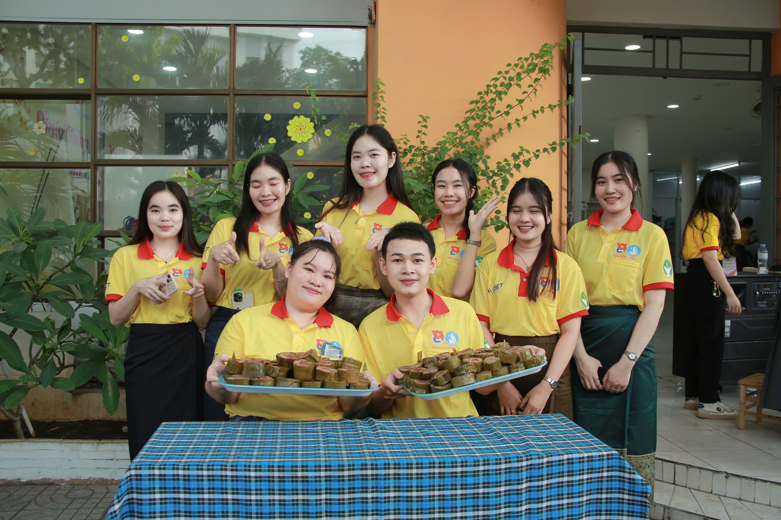 TP HCM: Sinh vi&ecirc;n L&agrave;o, Campuchia trổ t&agrave;i g&oacute;i b&aacute;nh t&eacute;t trước thềm Tết Nguy&ecirc;n đ&aacute;n- Ảnh 8.