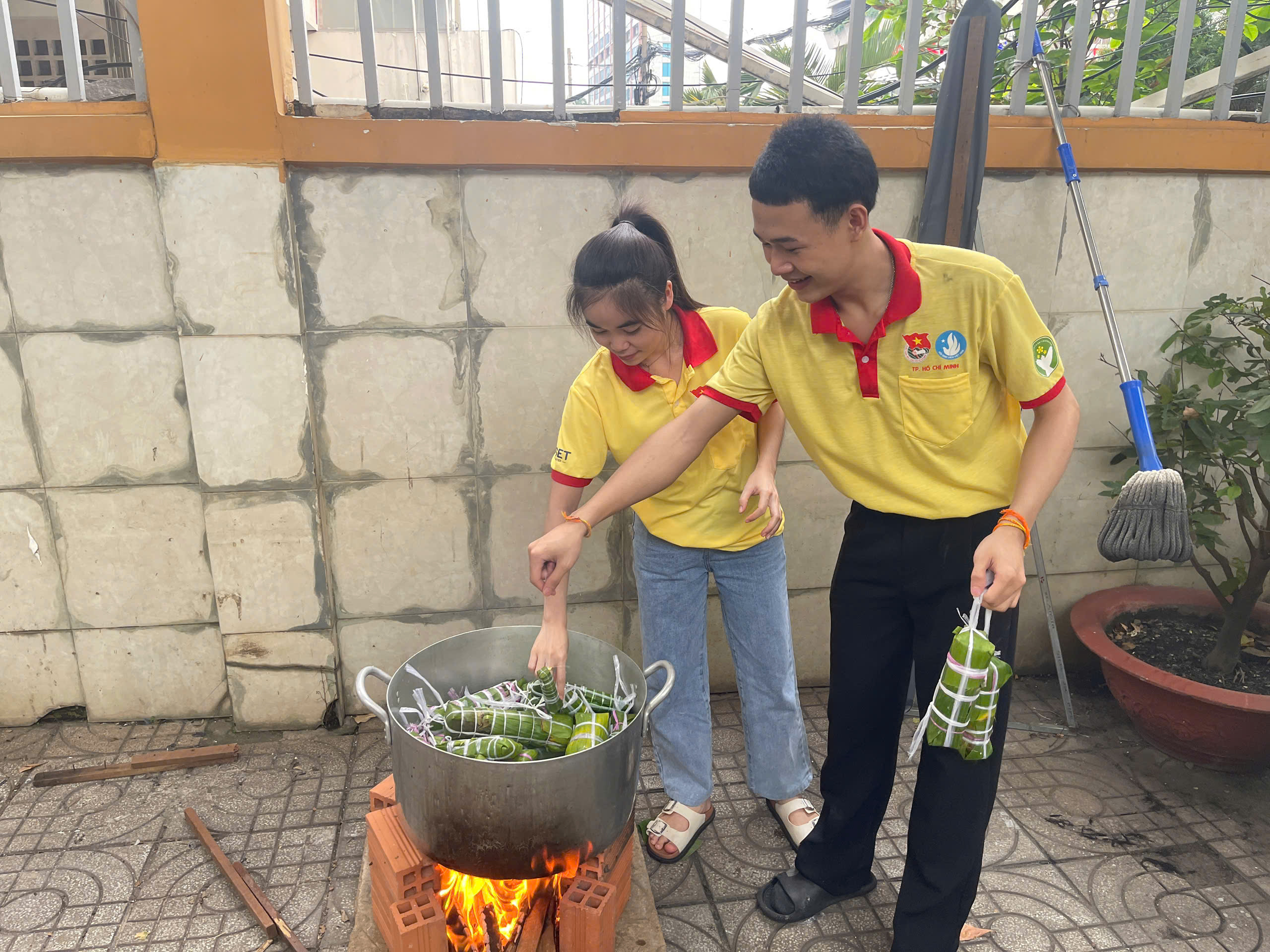 TP HCM: Sinh vi&ecirc;n L&agrave;o, Campuchia trổ t&agrave;i g&oacute;i b&aacute;nh t&eacute;t trước thềm Tết Nguy&ecirc;n đ&aacute;n- Ảnh 7.