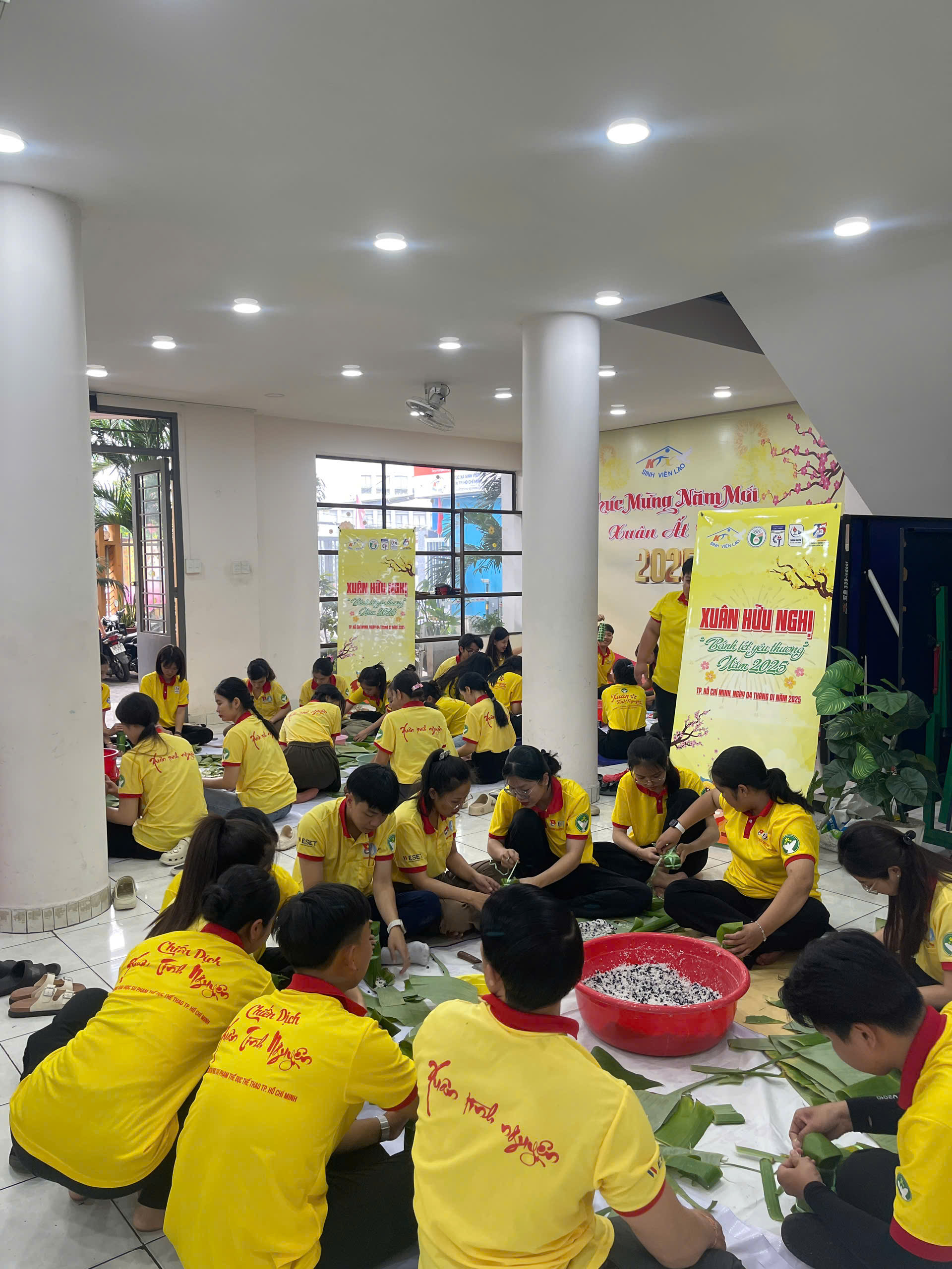 TP HCM: Sinh vi&ecirc;n L&agrave;o, Campuchia trổ t&agrave;i g&oacute;i b&aacute;nh t&eacute;t trước thềm Tết Nguy&ecirc;n đ&aacute;n- Ảnh 6.