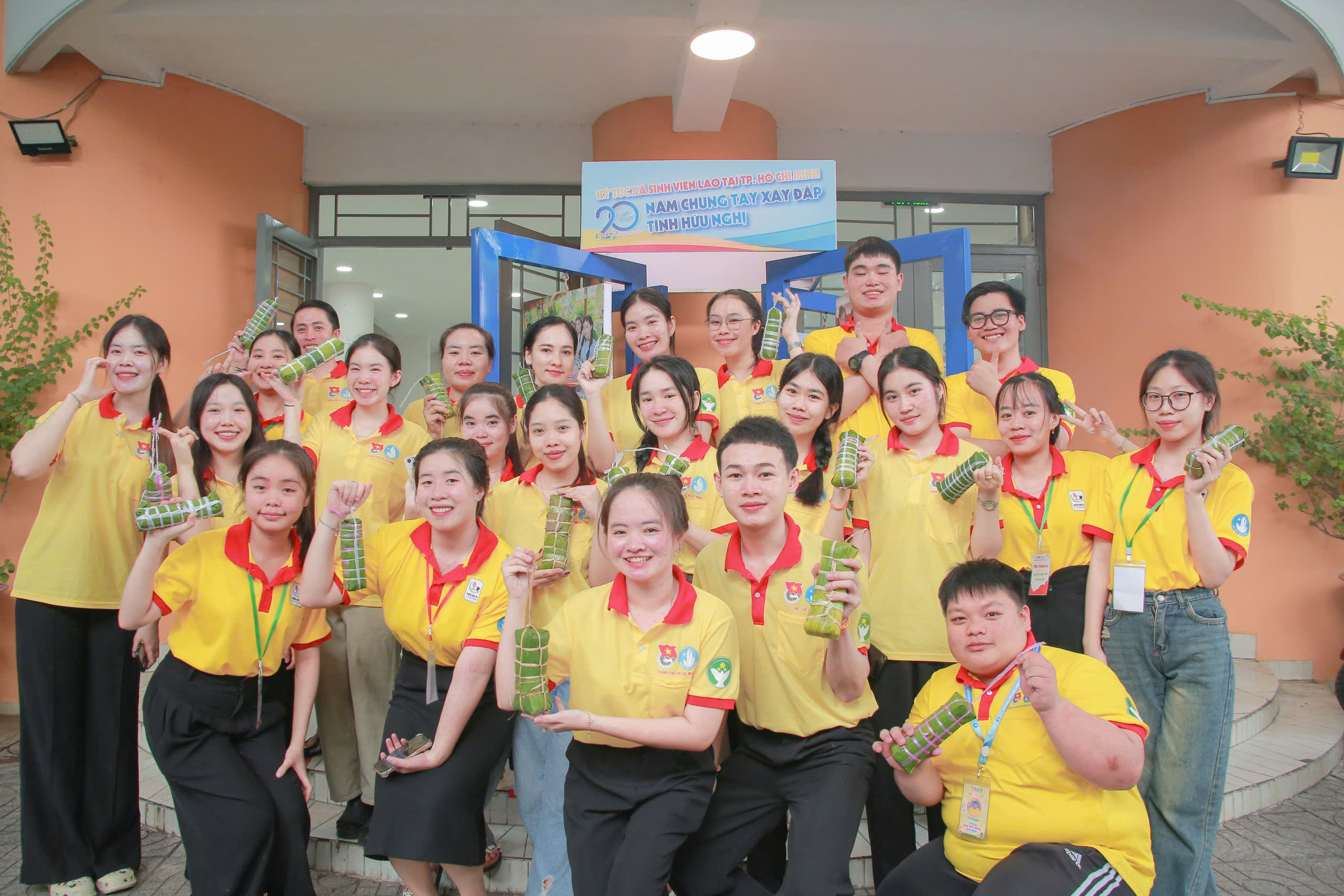 TP HCM: Sinh vi&ecirc;n L&agrave;o, Campuchia trổ t&agrave;i g&oacute;i b&aacute;nh t&eacute;t trước thềm Tết Nguy&ecirc;n đ&aacute;n- Ảnh 3.