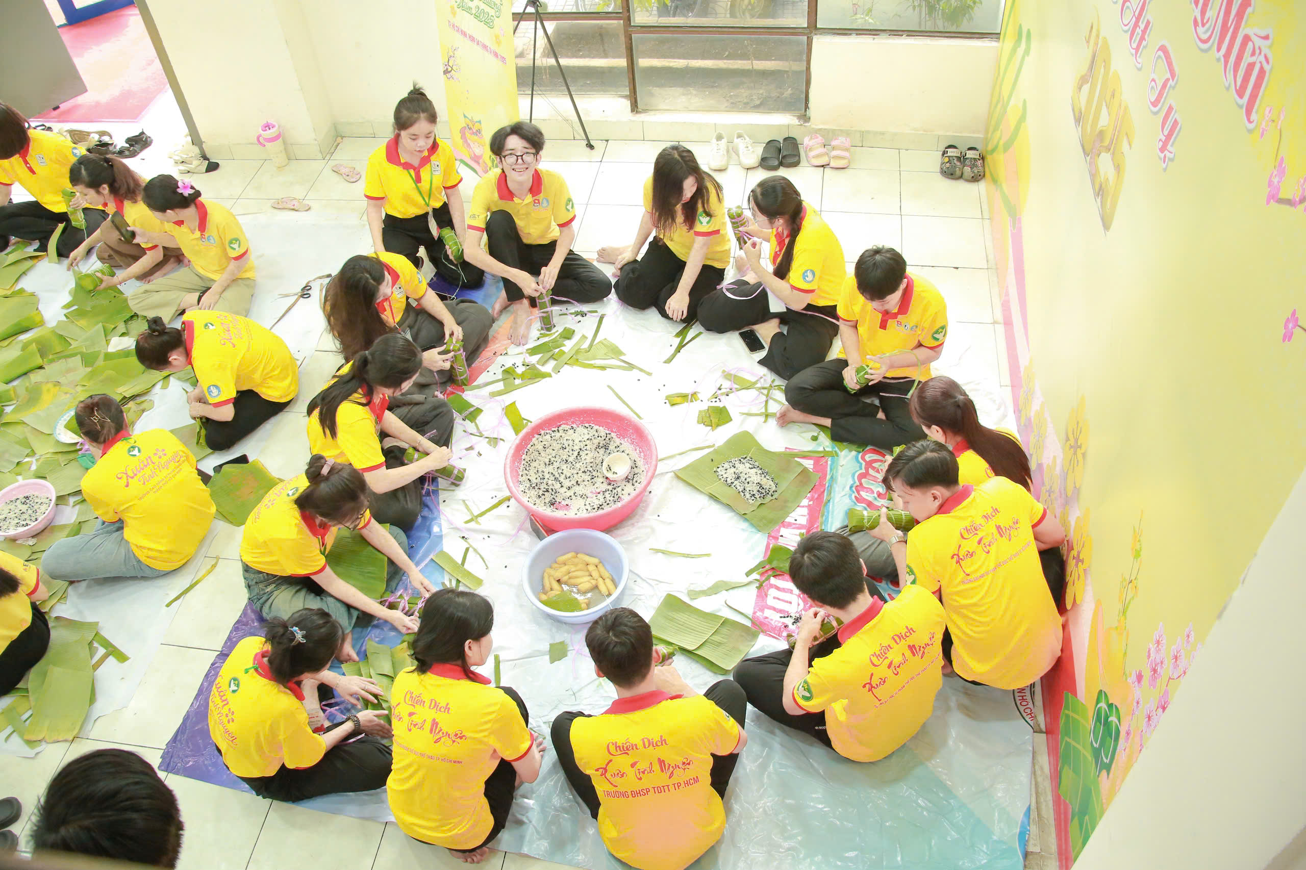 TP HCM: Sinh vi&ecirc;n L&agrave;o, Campuchia trổ t&agrave;i g&oacute;i b&aacute;nh t&eacute;t trước thềm Tết Nguy&ecirc;n đ&aacute;n- Ảnh 4.