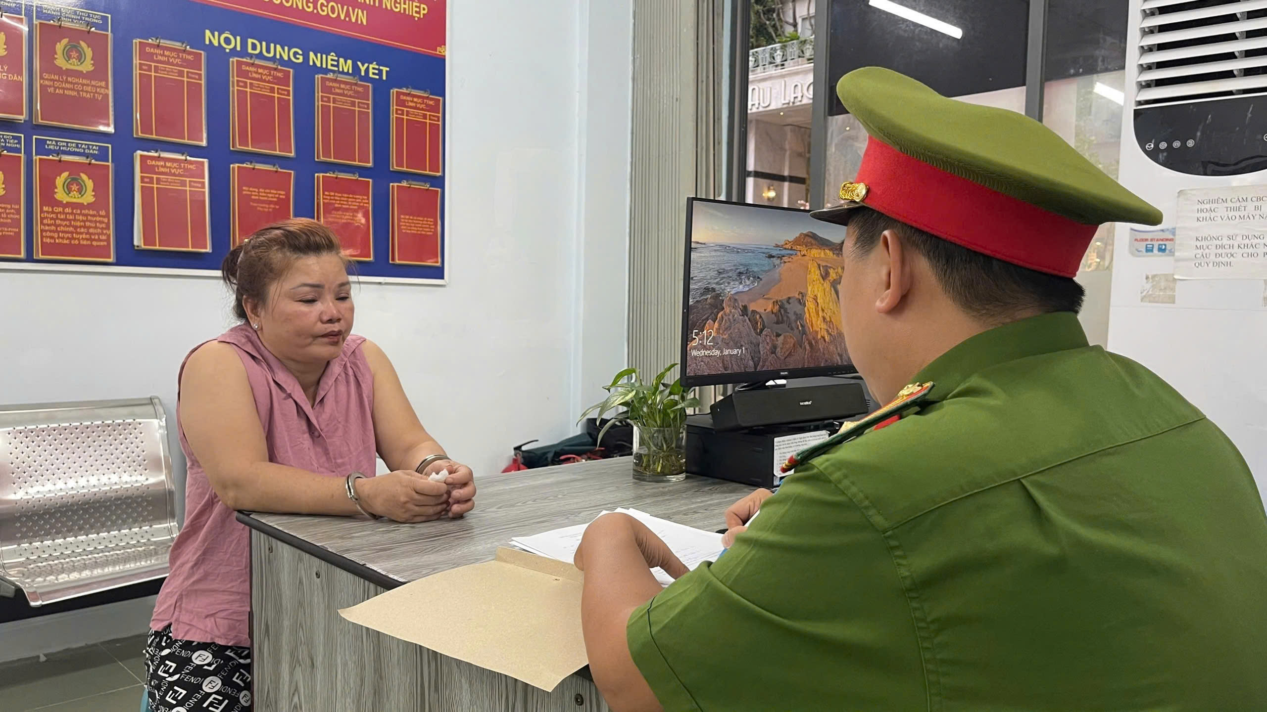 Công an quận 1 (TP HCM) tạm giữ Bùi Thị Ngọc Anh (ngụ quận 1) do đánh người sau va chạm giao thôngẢnh: ANH VŨ