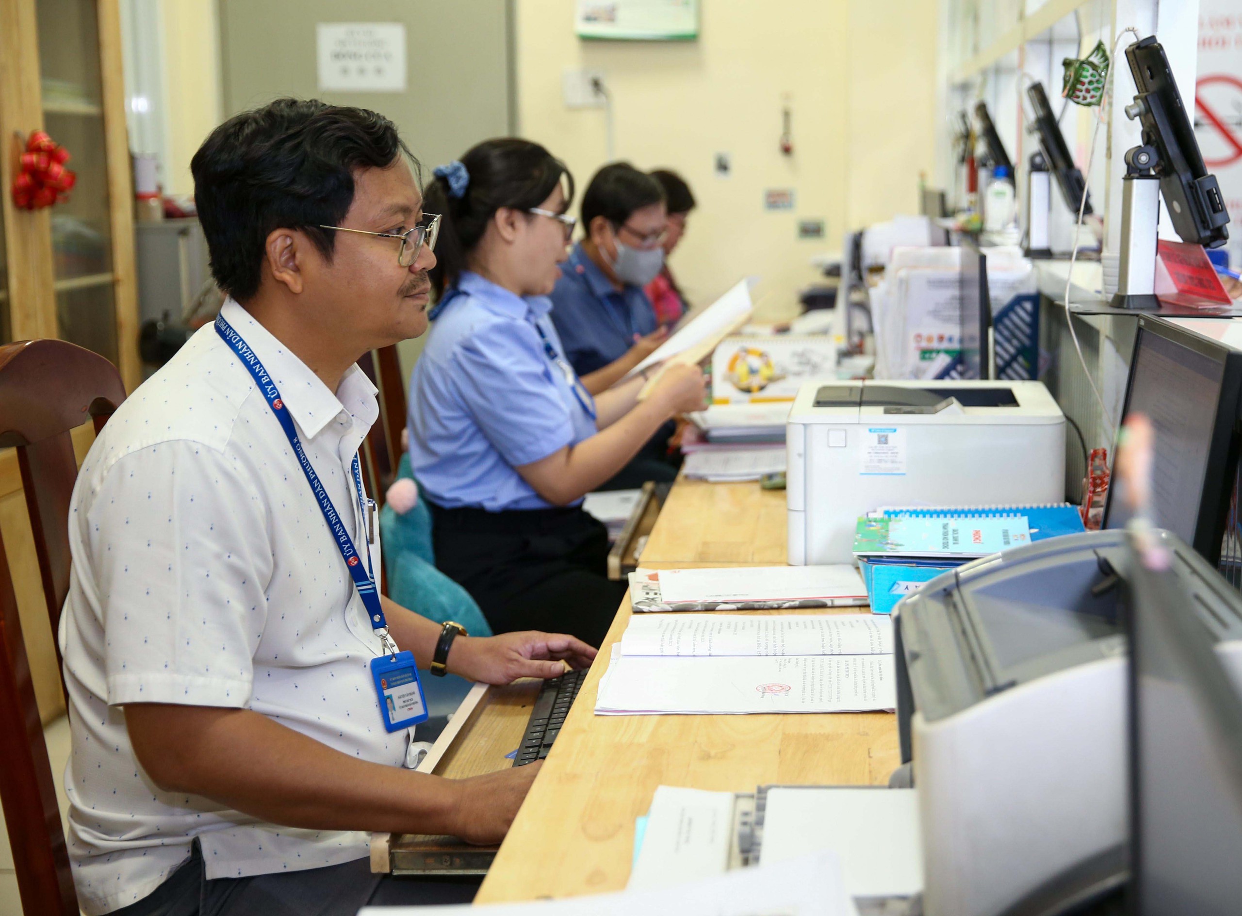 Nghị định 178 c&oacute; quy định ch&iacute;nh s&aacute;ch khuyến kh&iacute;ch c&aacute;n bộ cấp trung ương, cấp tỉnh về c&ocirc;ng t&aacute;c ở cấp x&atilde;.  Trong ảnh: C&aacute;n bộ UBND phường 8, quận 10, TP HCM trong giờ l&agrave;m việc Ảnh: HO&Agrave;NG TRIỀU