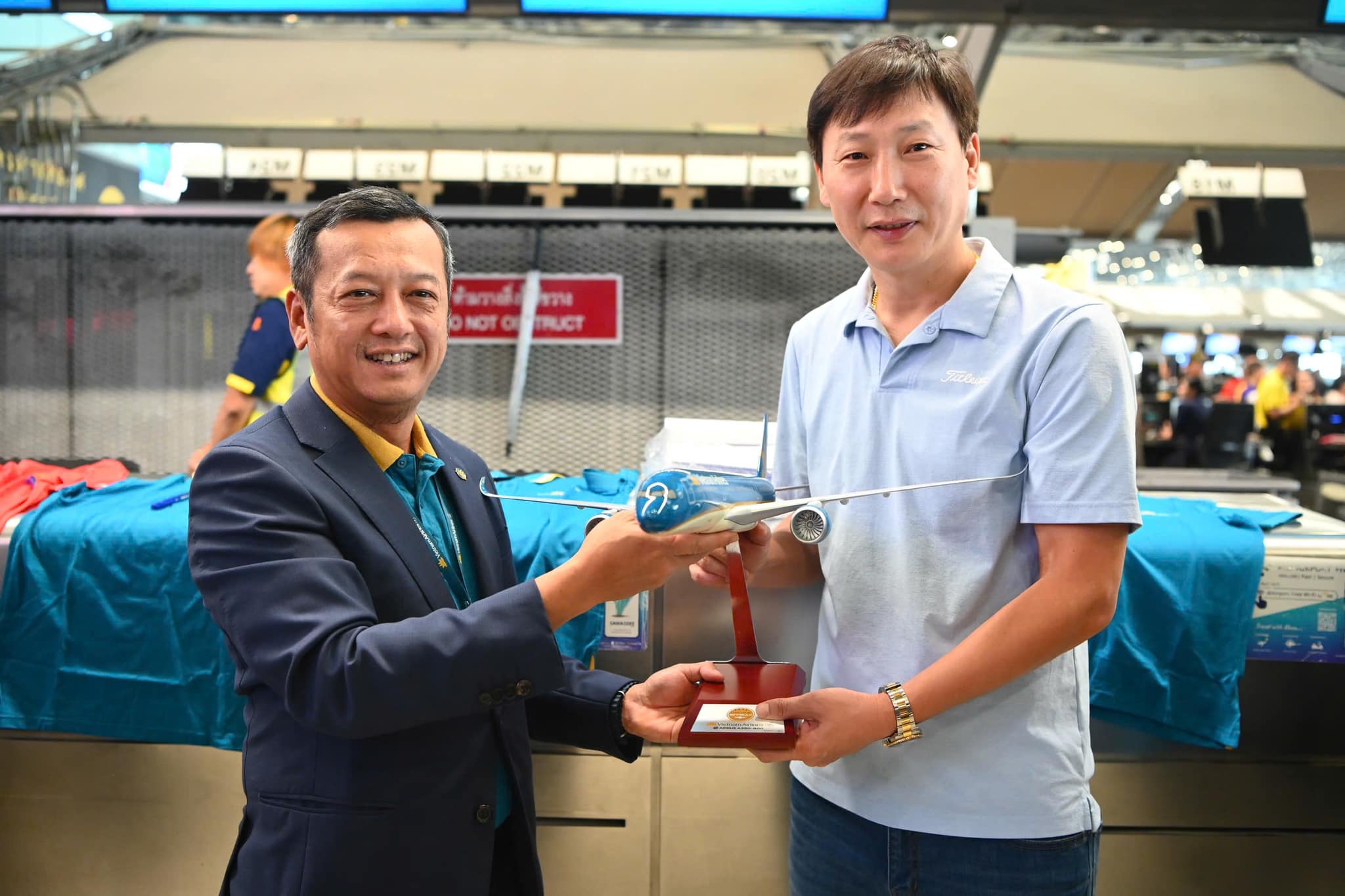 Xu&acirc;n Son nằm c&aacute;ng l&ecirc;n m&aacute;y bay c&ugrave;ng Đội tuyển Việt Nam về nước- Ảnh 4.