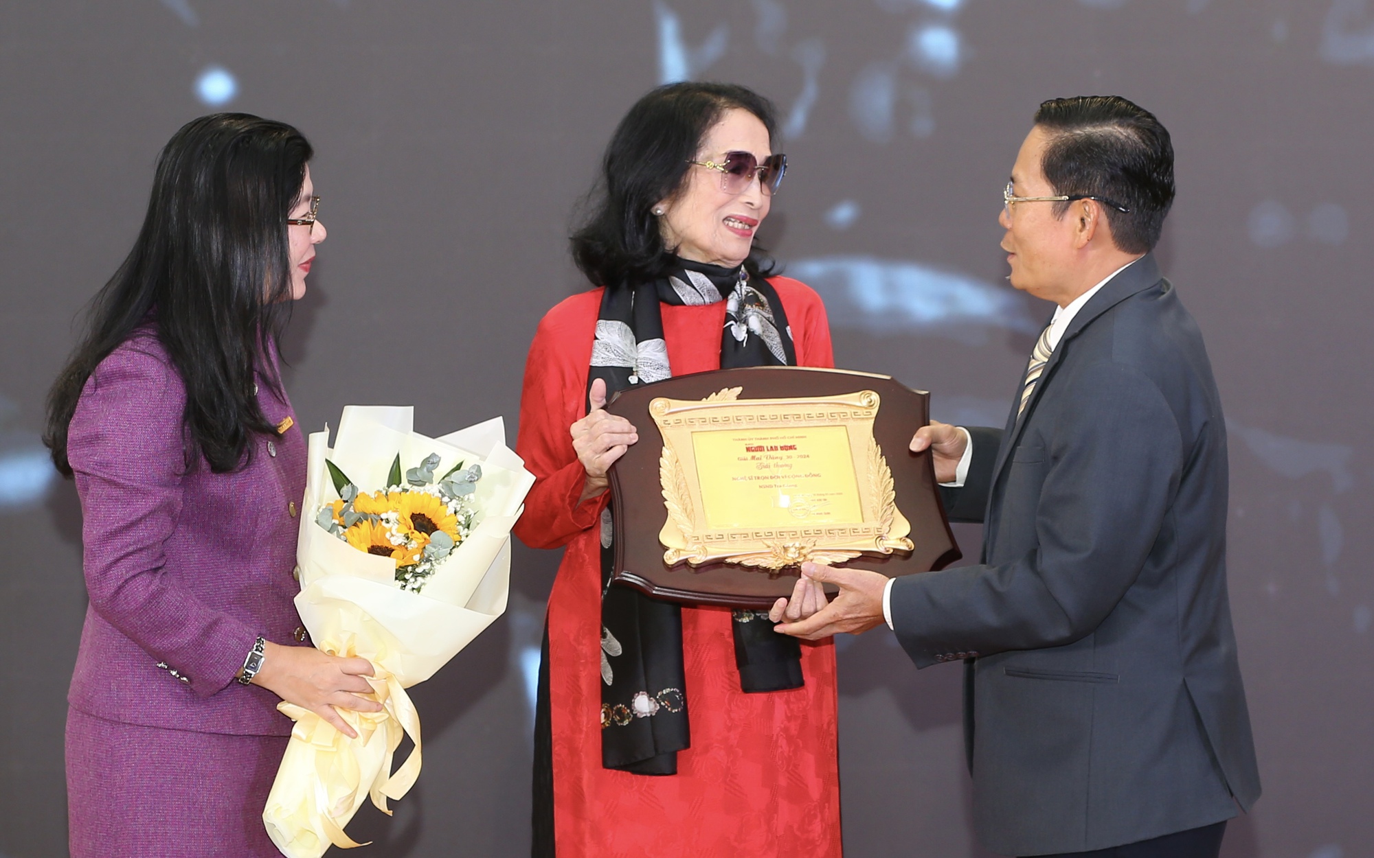 NSND Trà Giang nhận giải thưởng