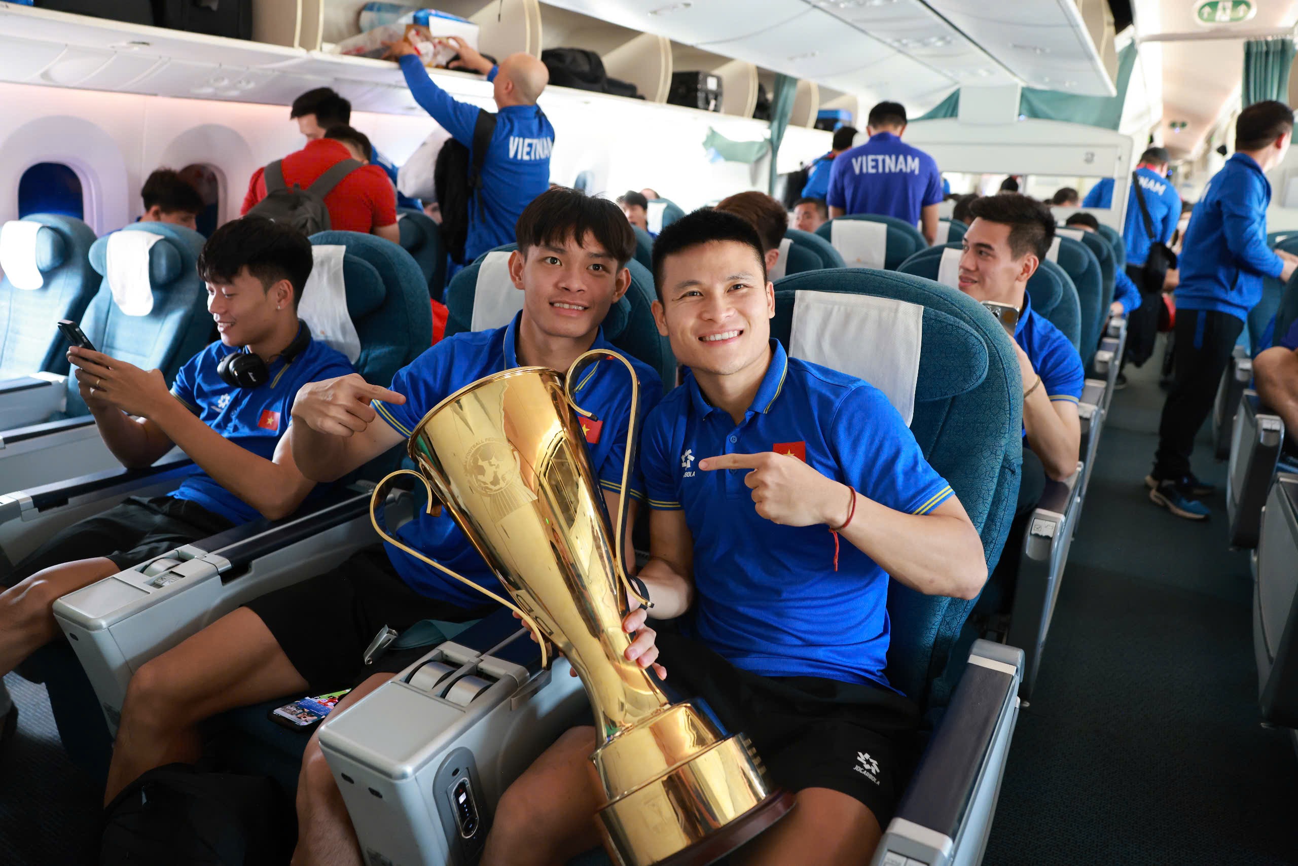 Xu&acirc;n Son nằm c&aacute;ng l&ecirc;n m&aacute;y bay c&ugrave;ng Đội tuyển Việt Nam về nước- Ảnh 9.