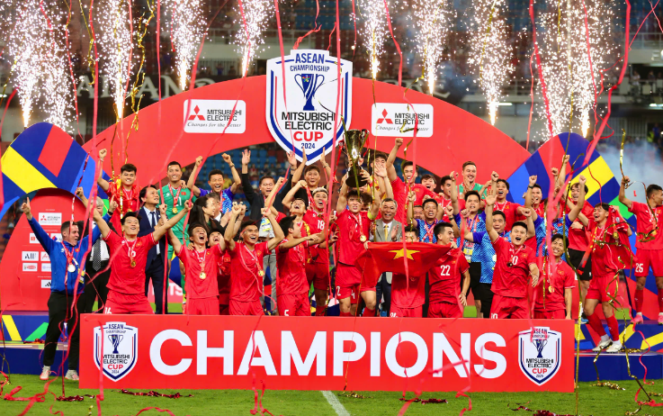 "Ch&agrave;o đ&oacute;n nh&agrave; v&ocirc; địch" vinh danh HLV trưởng Kim Sang-sik v&agrave; c&aacute;c cầu thủ- Ảnh 2.