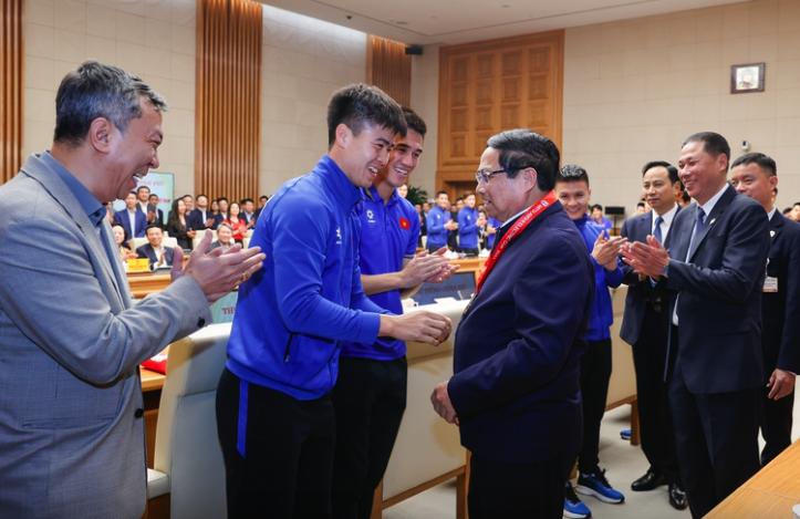 "Ch&agrave;o đ&oacute;n nh&agrave; v&ocirc; địch" vinh danh HLV trưởng Kim Sang-sik v&agrave; c&aacute;c cầu thủ- Ảnh 1.
