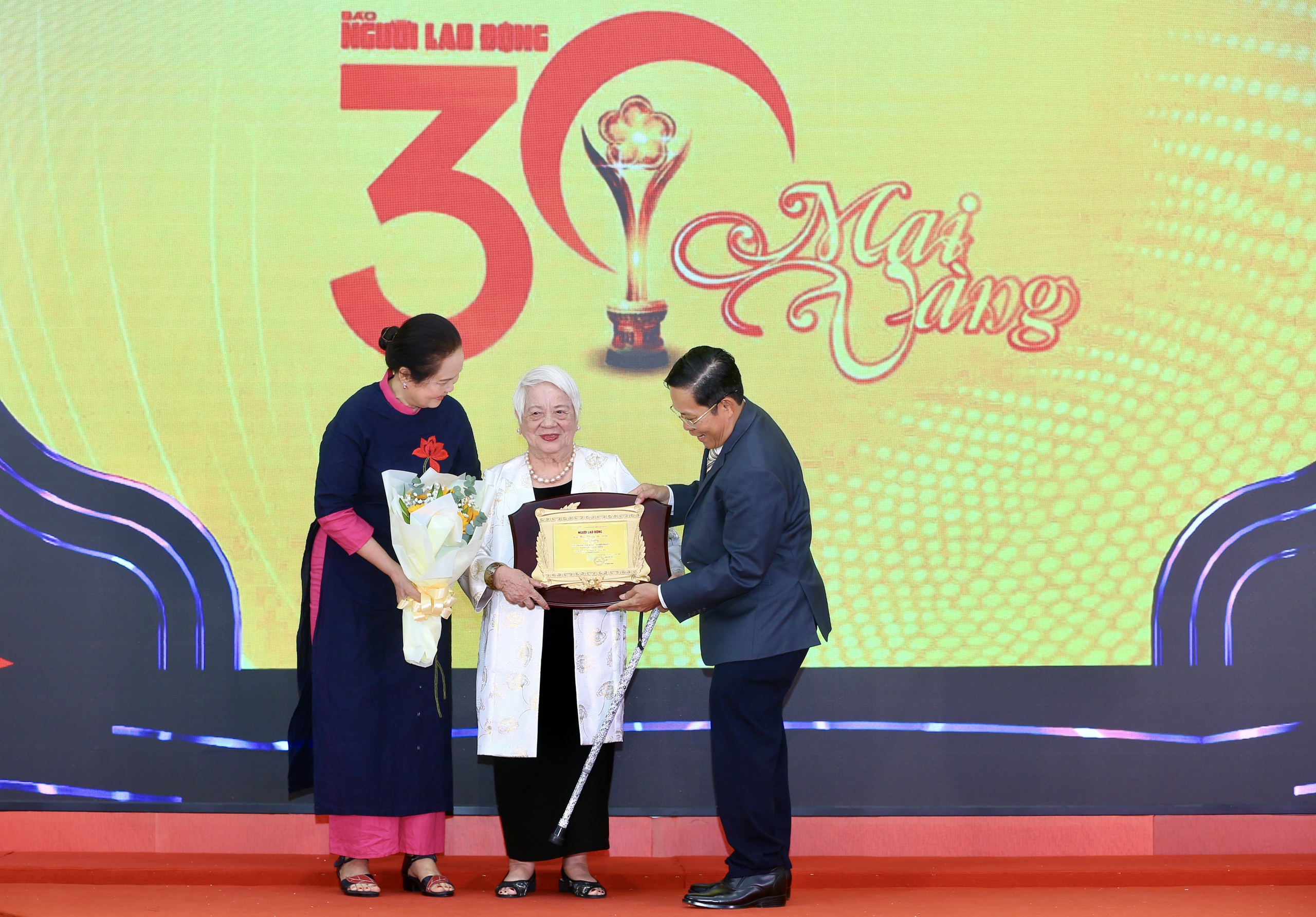 Khởi đầu đầy cảm x&uacute;c cho h&agrave;nh tr&igrave;nh kỷ niệm 30 năm Giải Mai V&agrave;ng- Ảnh 15.