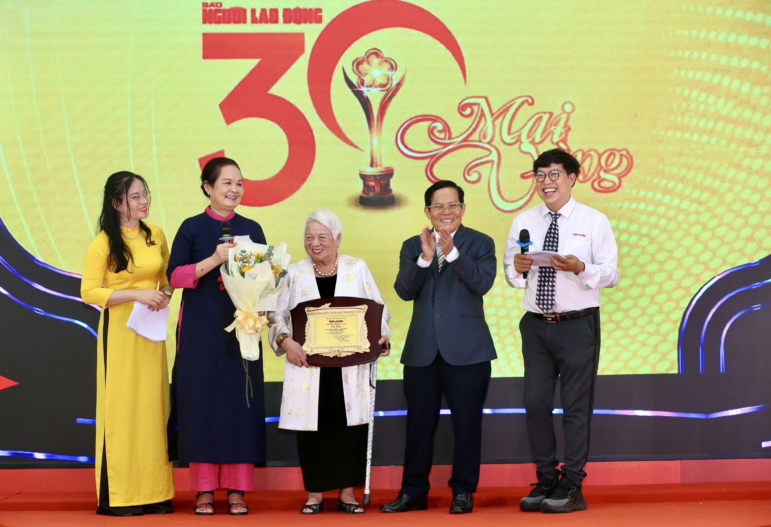 Khởi đầu đầy cảm x&uacute;c cho h&agrave;nh tr&igrave;nh kỷ niệm 30 năm Giải Mai V&agrave;ng- Ảnh 17.