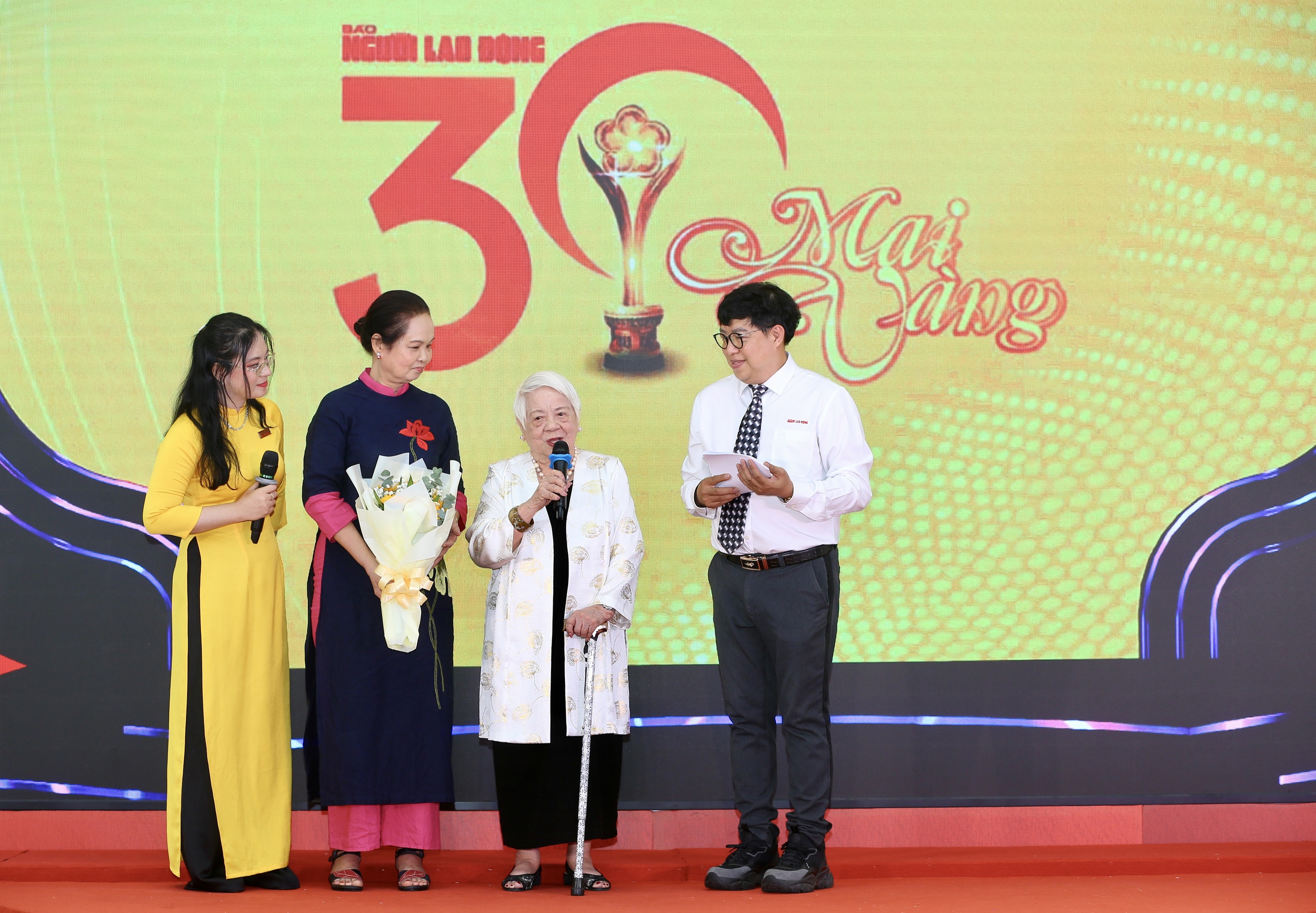 Khởi đầu đầy cảm x&uacute;c cho h&agrave;nh tr&igrave;nh kỷ niệm 30 năm Giải Mai V&agrave;ng- Ảnh 16.