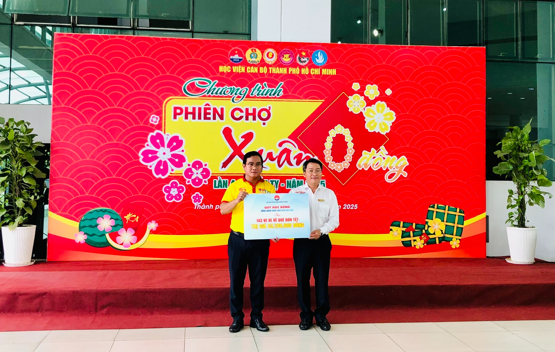 700 người có hoàn cảnh khó khăn đi "chợ Tết" sớm tại Học viện Cán bộ TP HCM- Ảnh 4.