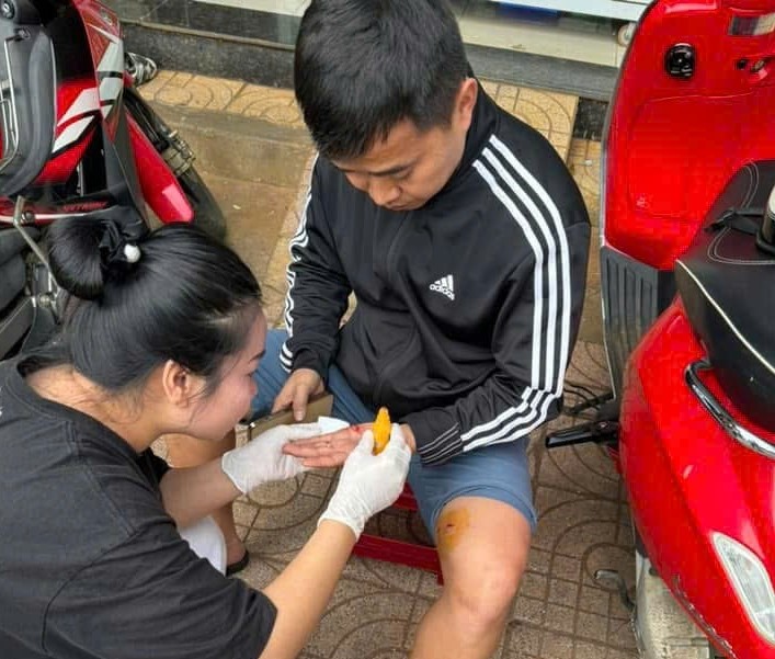 Giải cứu 2 ch&aacute;u nhỏ đang ngủ trong căn nh&agrave; bốc ch&aacute;y, 1 c&aacute;n bộ bị thương- Ảnh 1.
