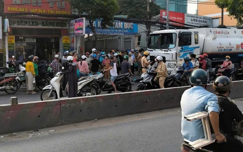 Va chạm với xe bồn chở xăng, nam t&agrave;i xế xe &ocirc;m c&ocirc;ng nghệ tử vong