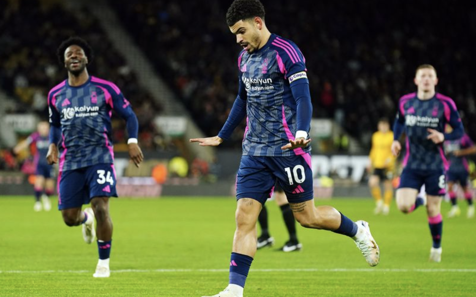 Nottingham Forest tiếp tục gây sốc, tranh ngôi nhì Ngoại hạng Anh với Arsenal
