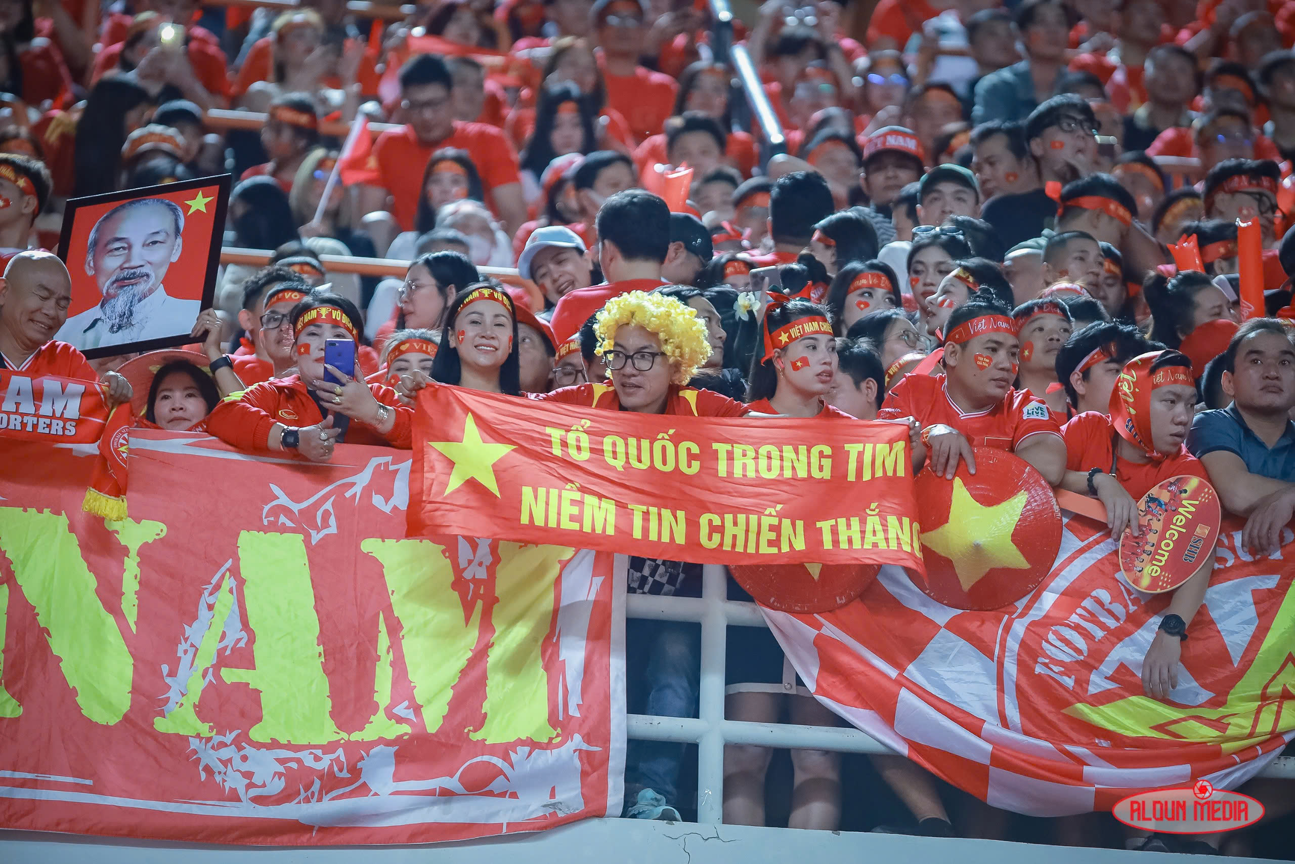 "Ch&agrave;o đ&oacute;n nh&agrave; v&ocirc; địch" vinh danh HLV trưởng Kim Sang-sik v&agrave; c&aacute;c cầu thủ- Ảnh 3.