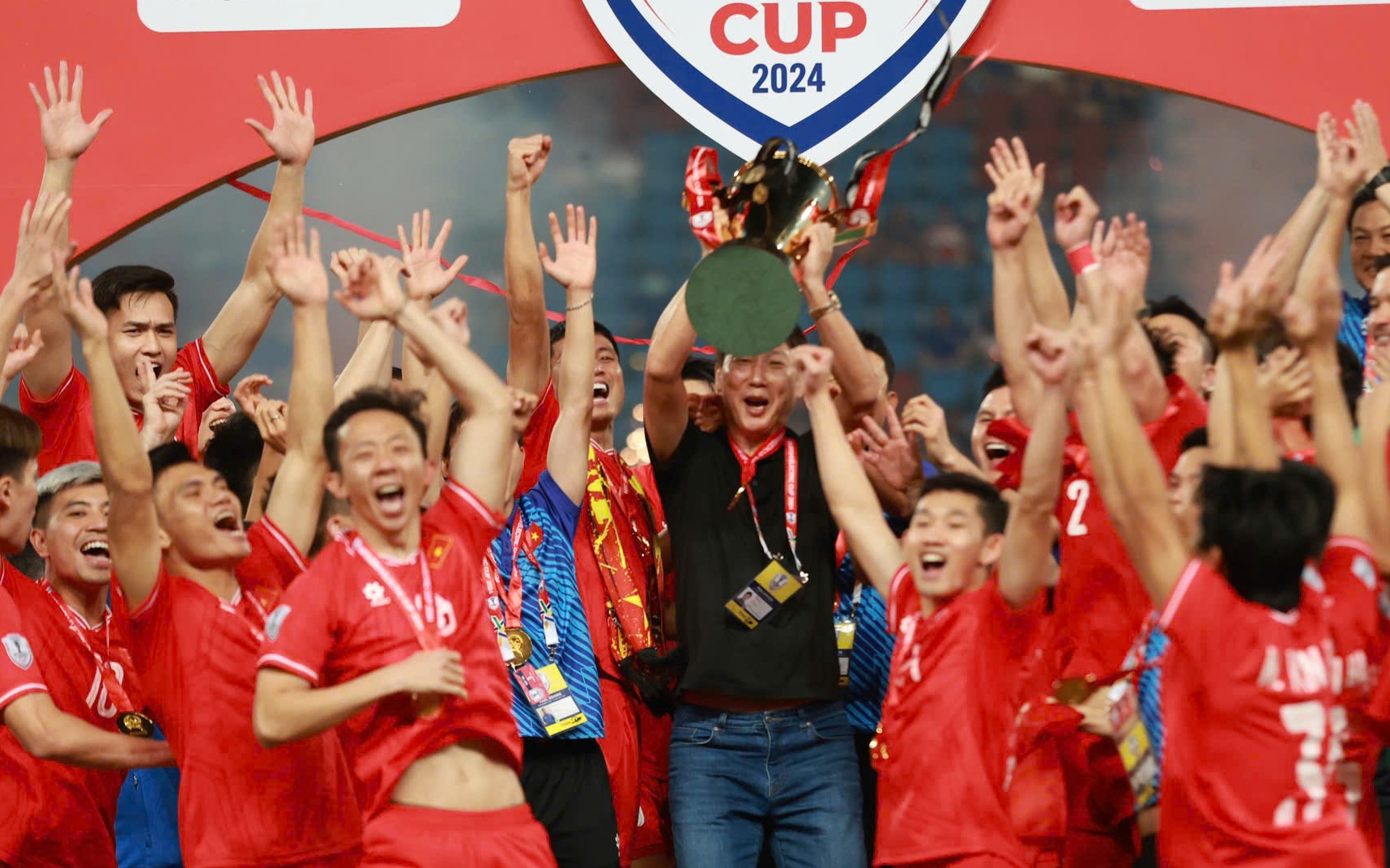Việt Nam v&ocirc; địch ASEAN Cup, b&aacute;o H&agrave;n Quốc khen HLV Kim Sang-sik hết lời
